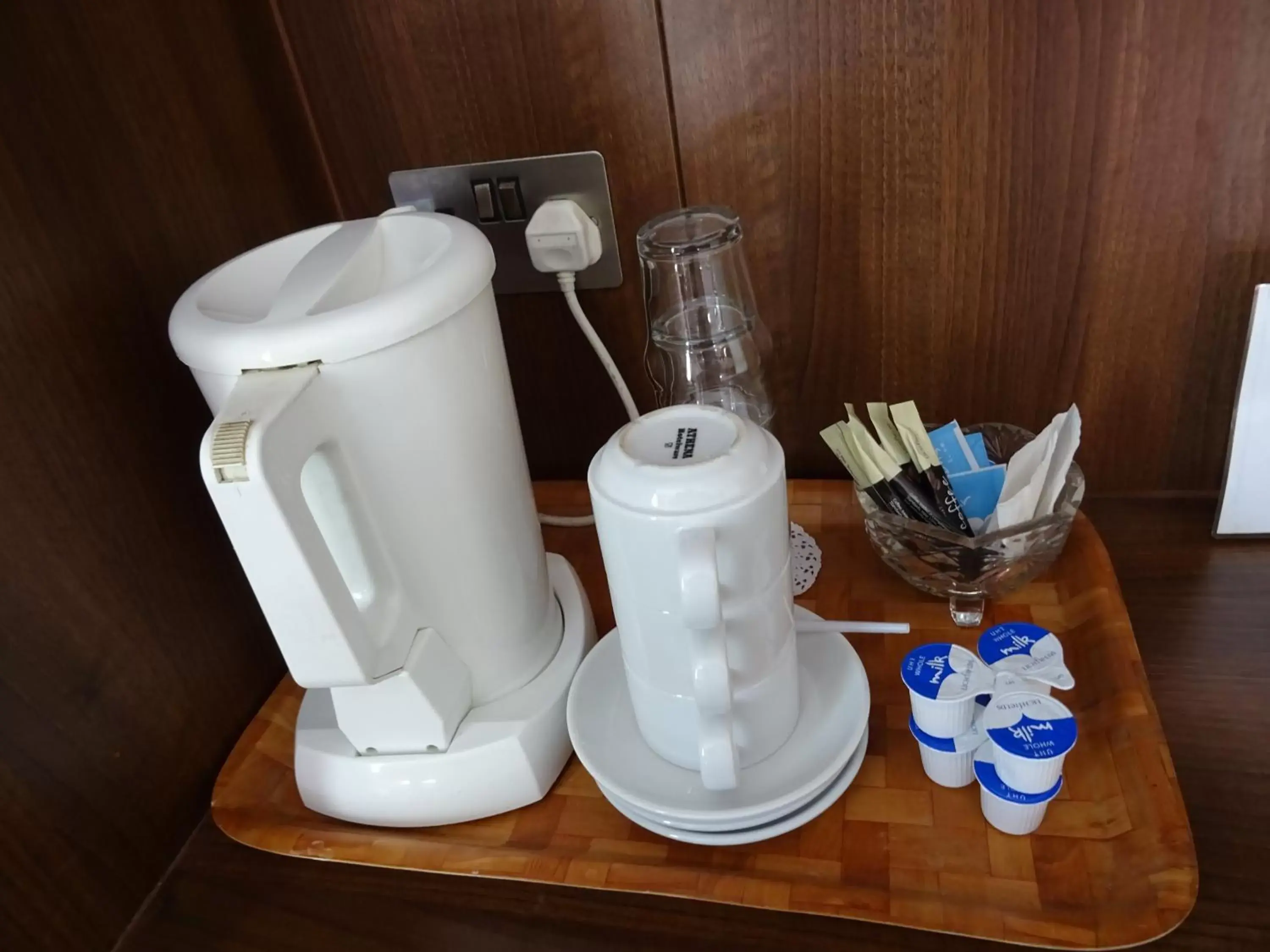 Coffee/tea facilities in The Gatwick White House Hotel