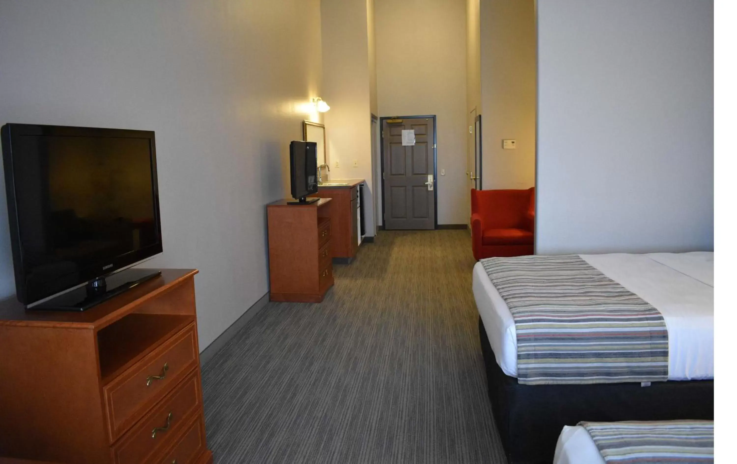 Photo of the whole room, TV/Entertainment Center in Country Inn & Suites by Radisson, Northwood, IA