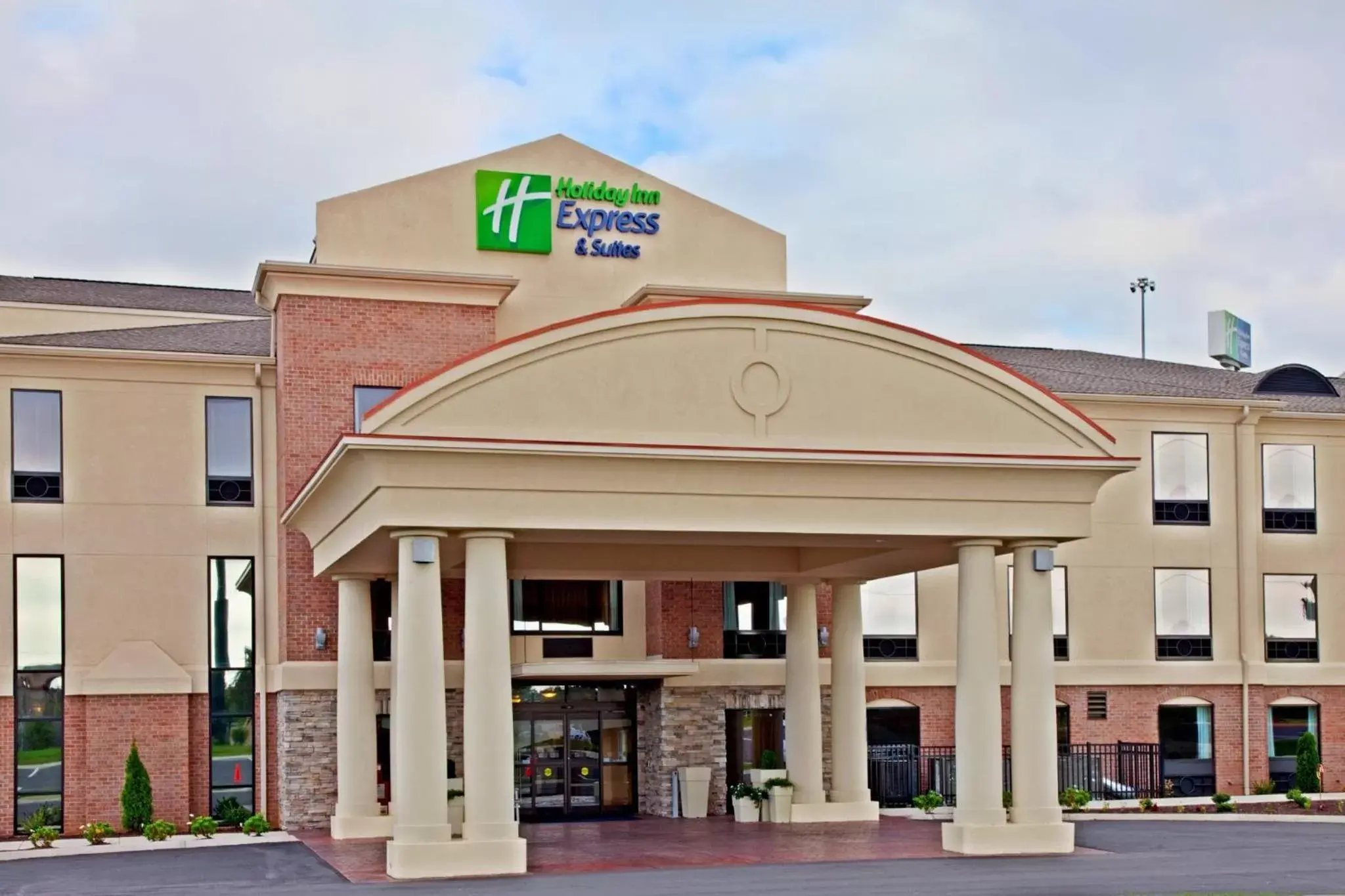 Property Building in Holiday Inn Express Hotel & Suites Franklin, an IHG Hotel