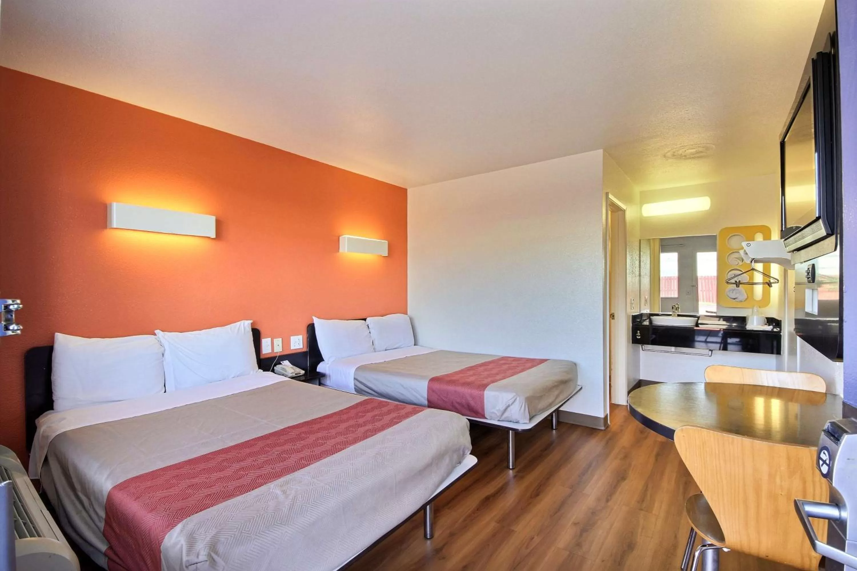 TV and multimedia, Bed in Motel 6-Laredo, TX - South