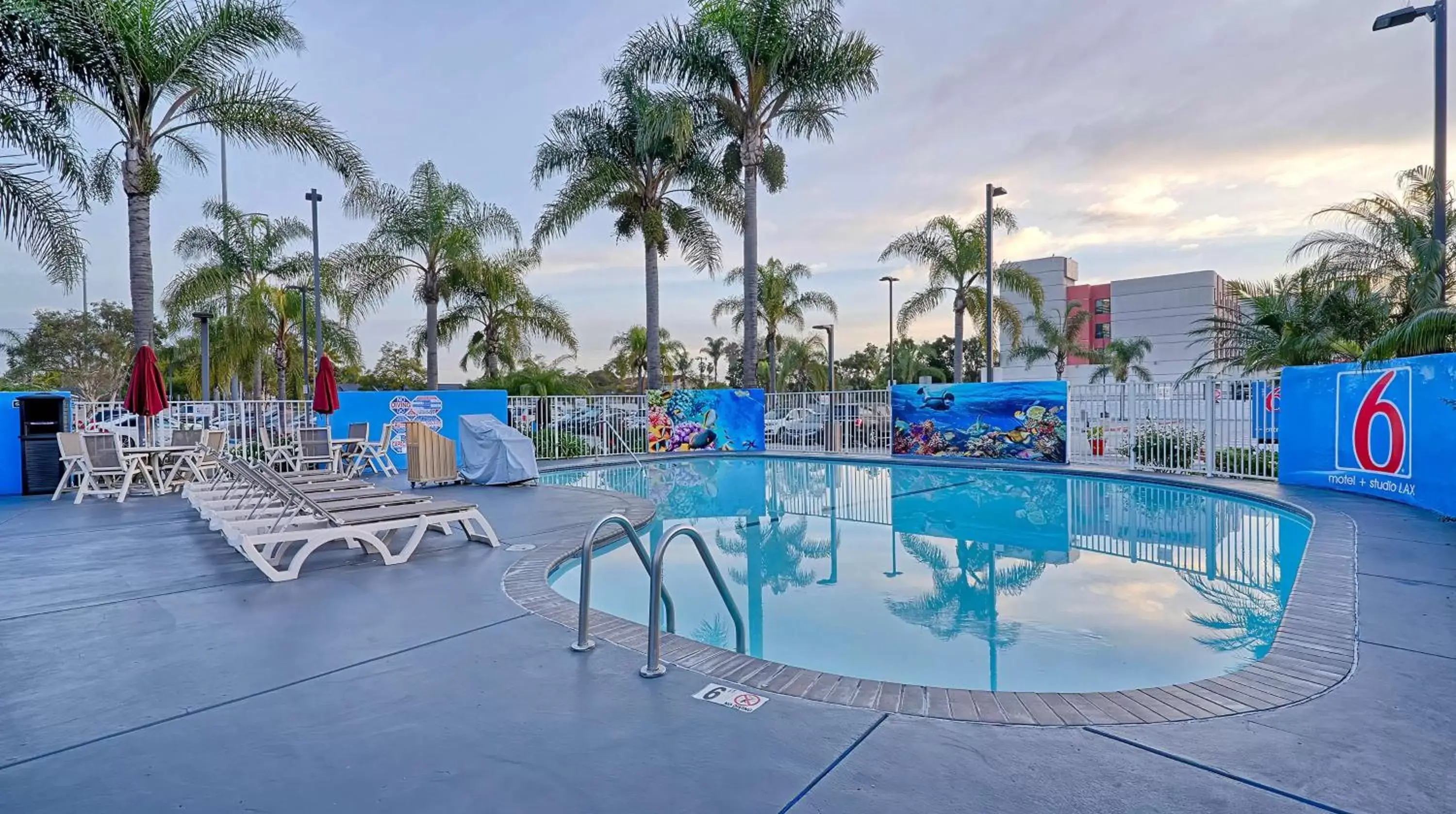 Pool view, Swimming Pool in Motel 6-Los Angeles, CA - Los Angeles - LAX