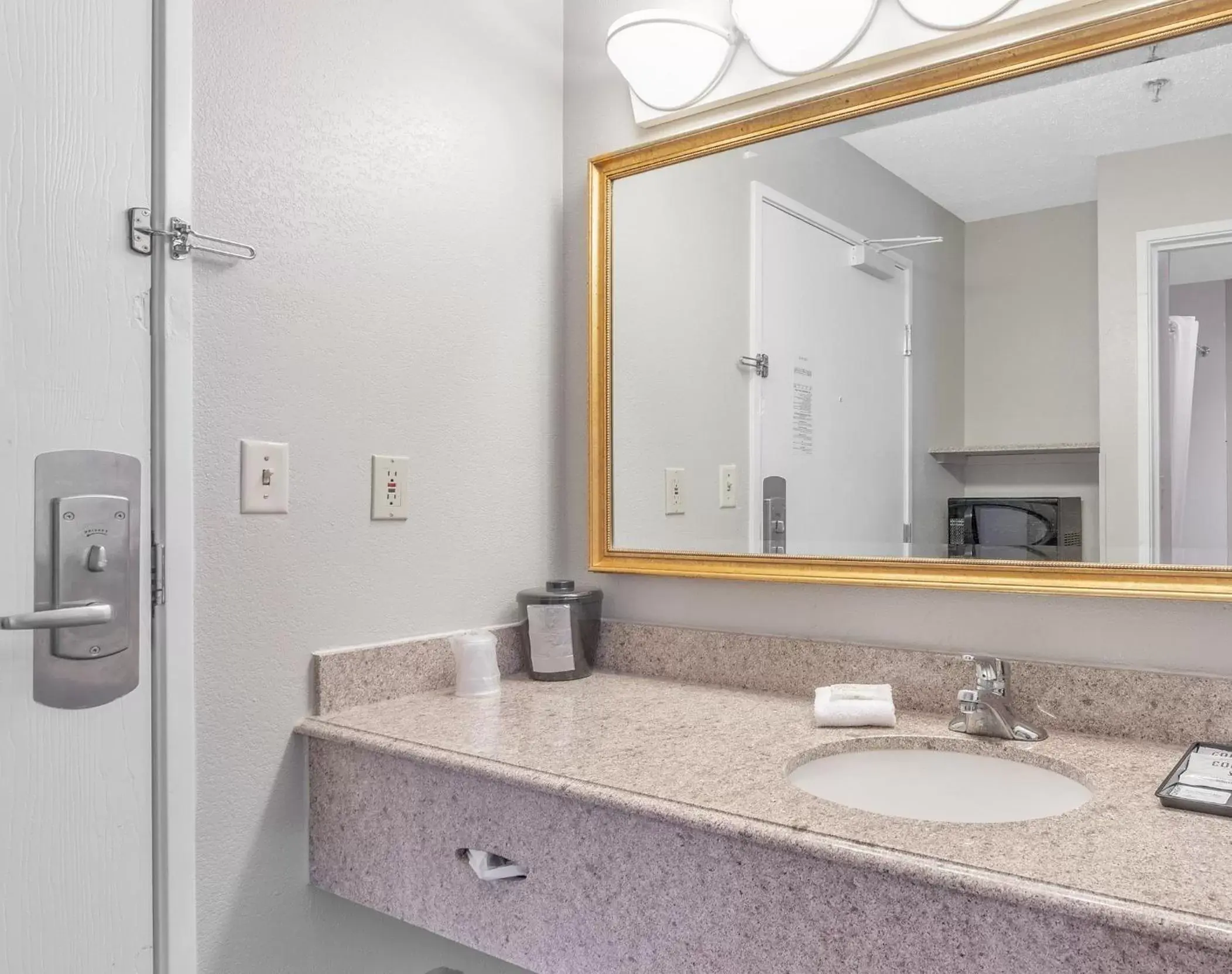 Bathroom in La Quinta Inn by Wyndham Cleveland Independence