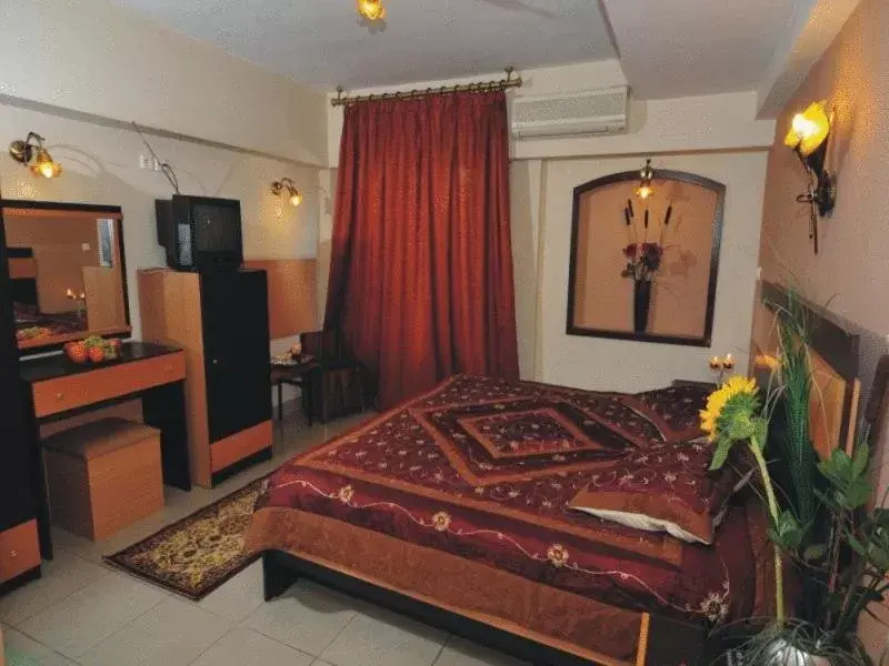 Photo of the whole room, Bed in Alexandria Hotel