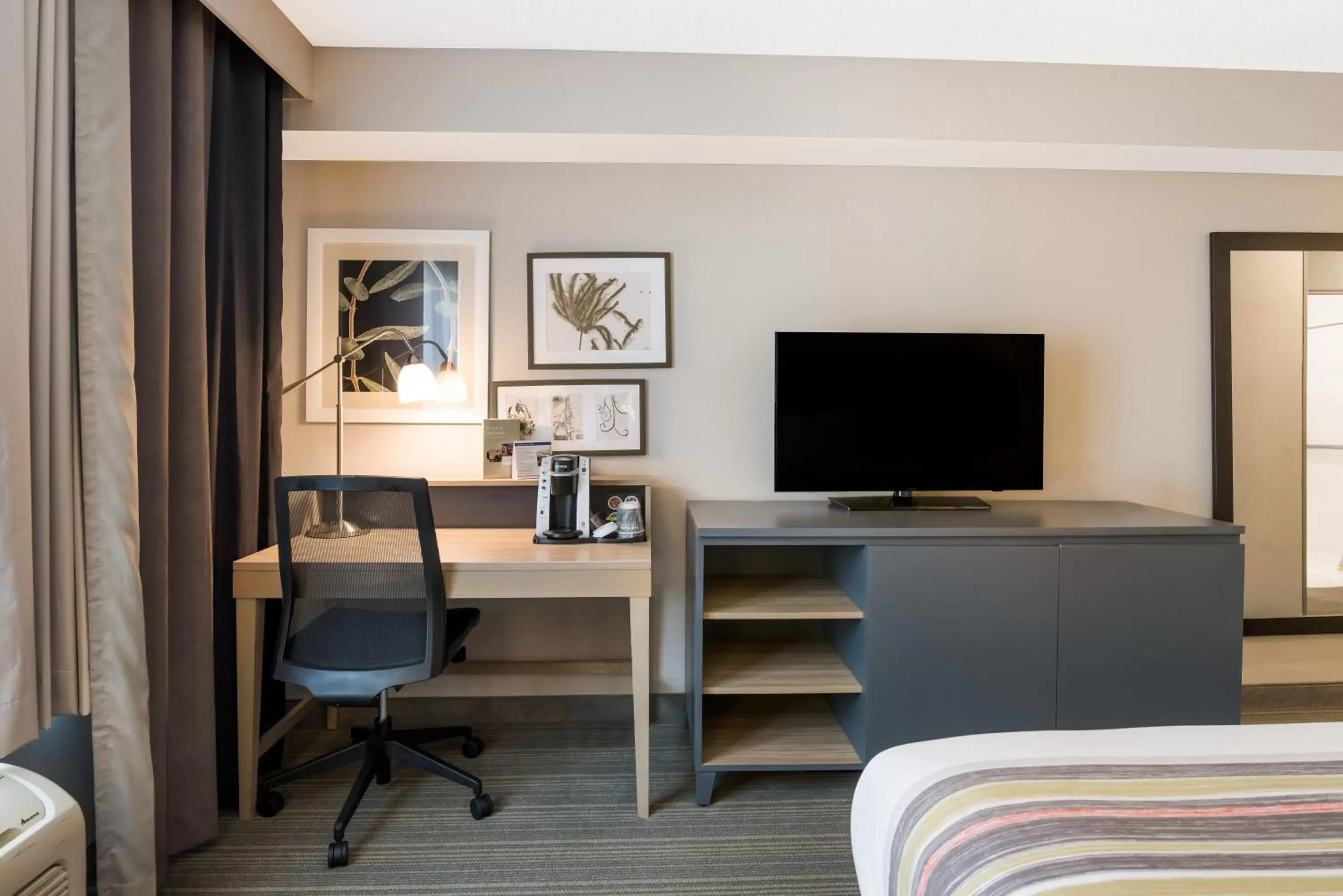 TV and multimedia, TV/Entertainment Center in Country Inn & Suites by Radisson, Wichita East, KS