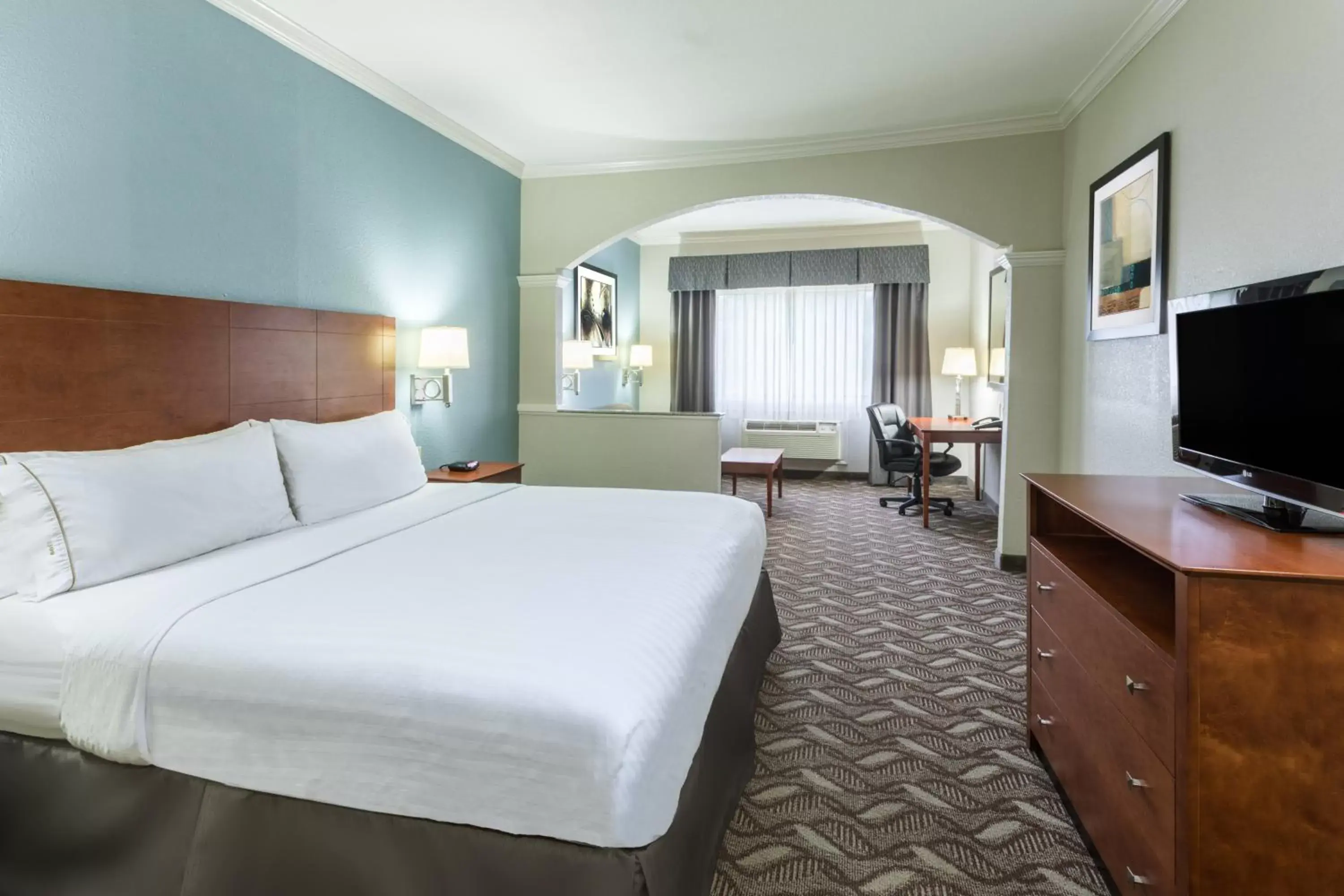 Bedroom, Bed in Holiday Inn Express Hotel and Suites Lake Charles, an IHG Hotel