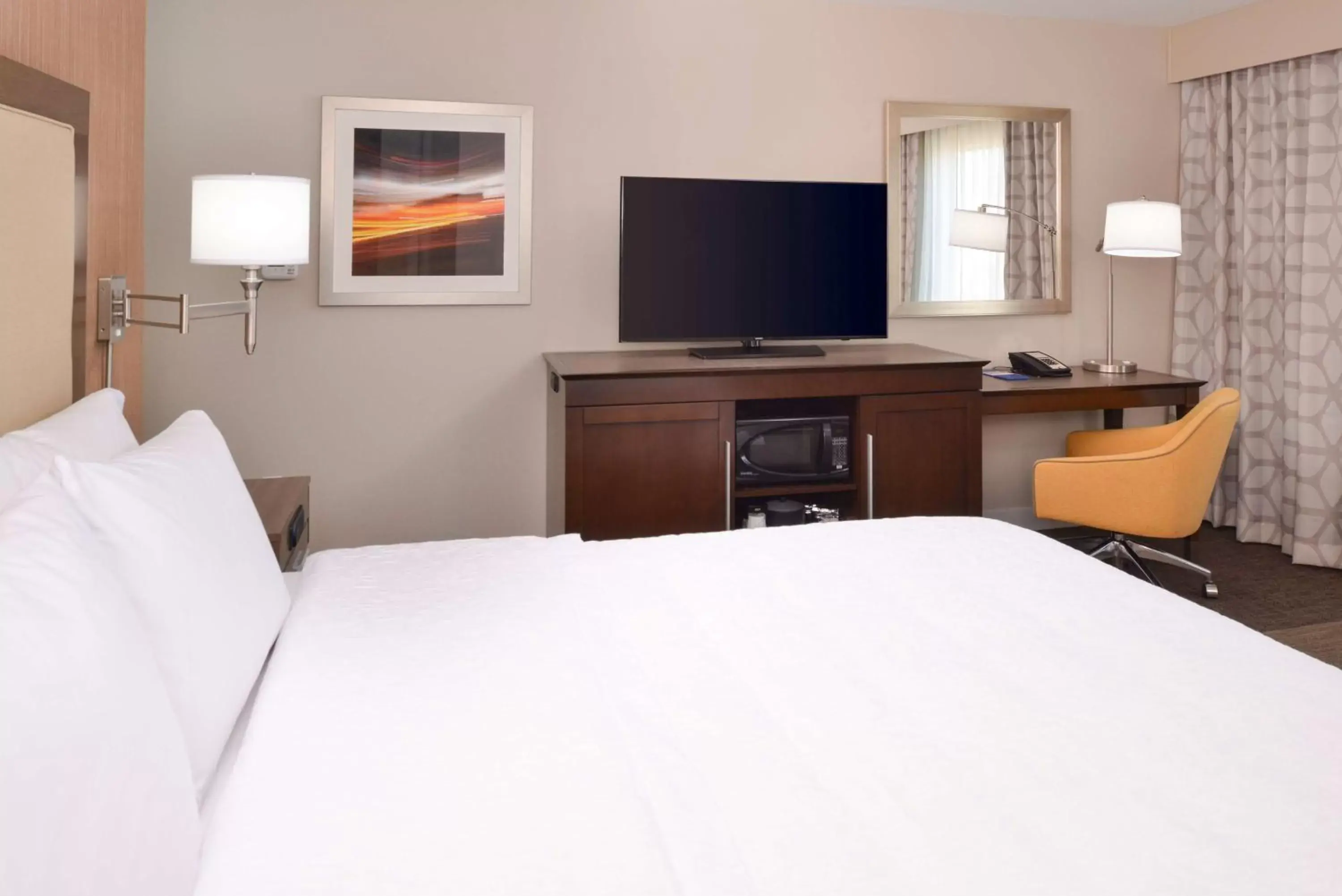 King Room with Roll-In Shower - Disability Access in Hampton Inn El Centro