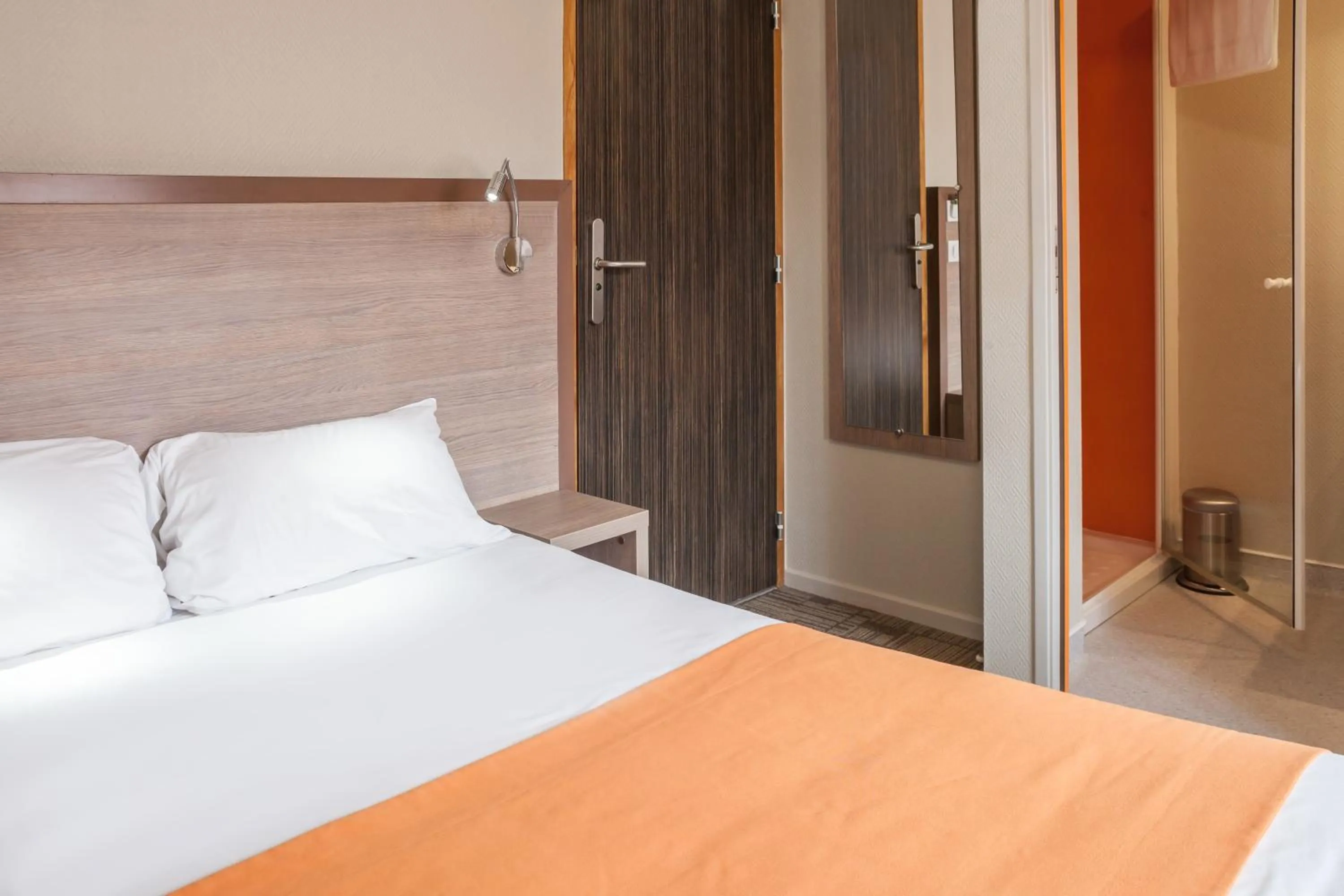 Bed in Logis Hôtel Les Voyageurs