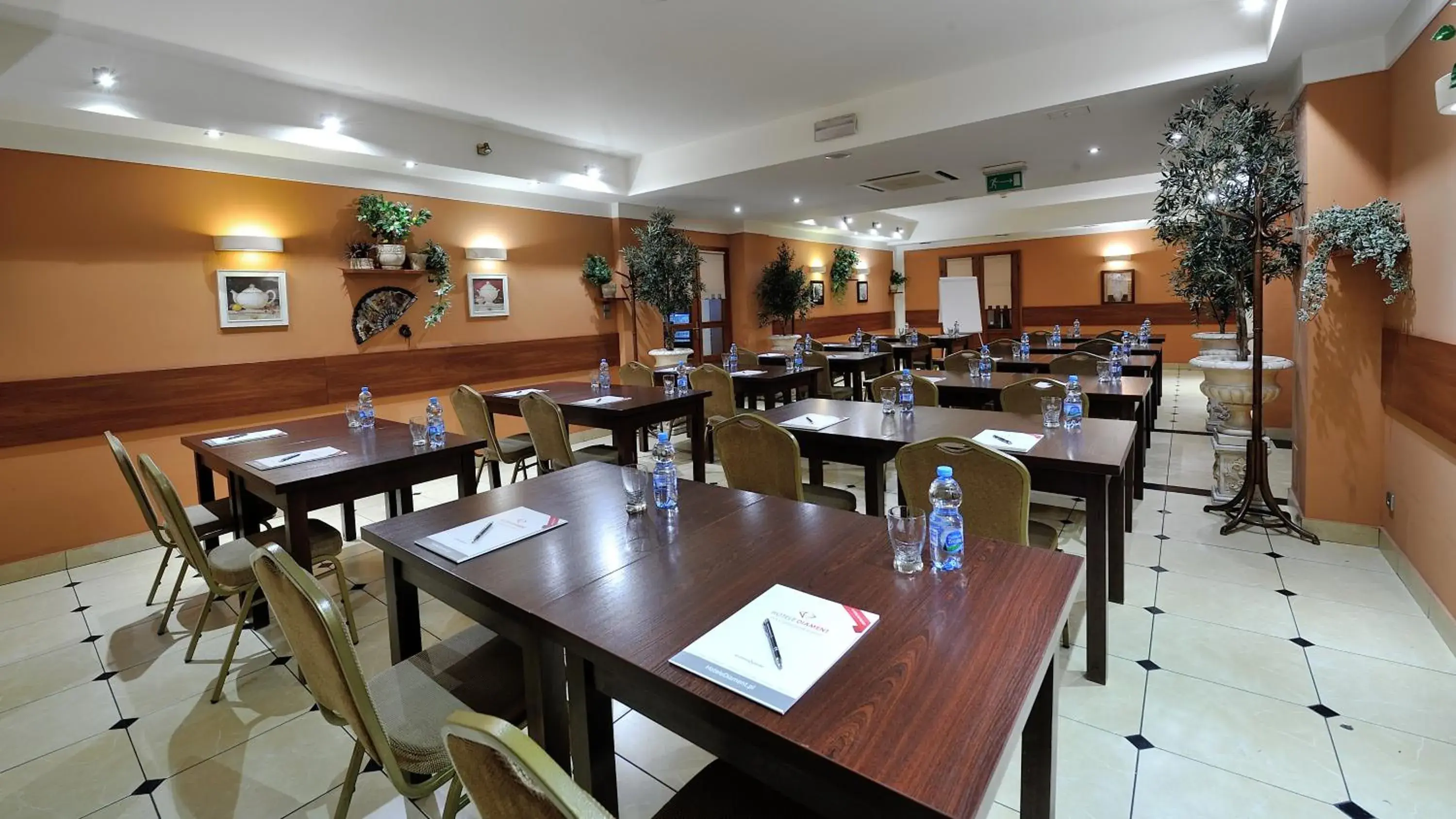 Meeting/conference room, Restaurant/Places to Eat in Hotel Diament Vacanza Katowice - Siemianowice
