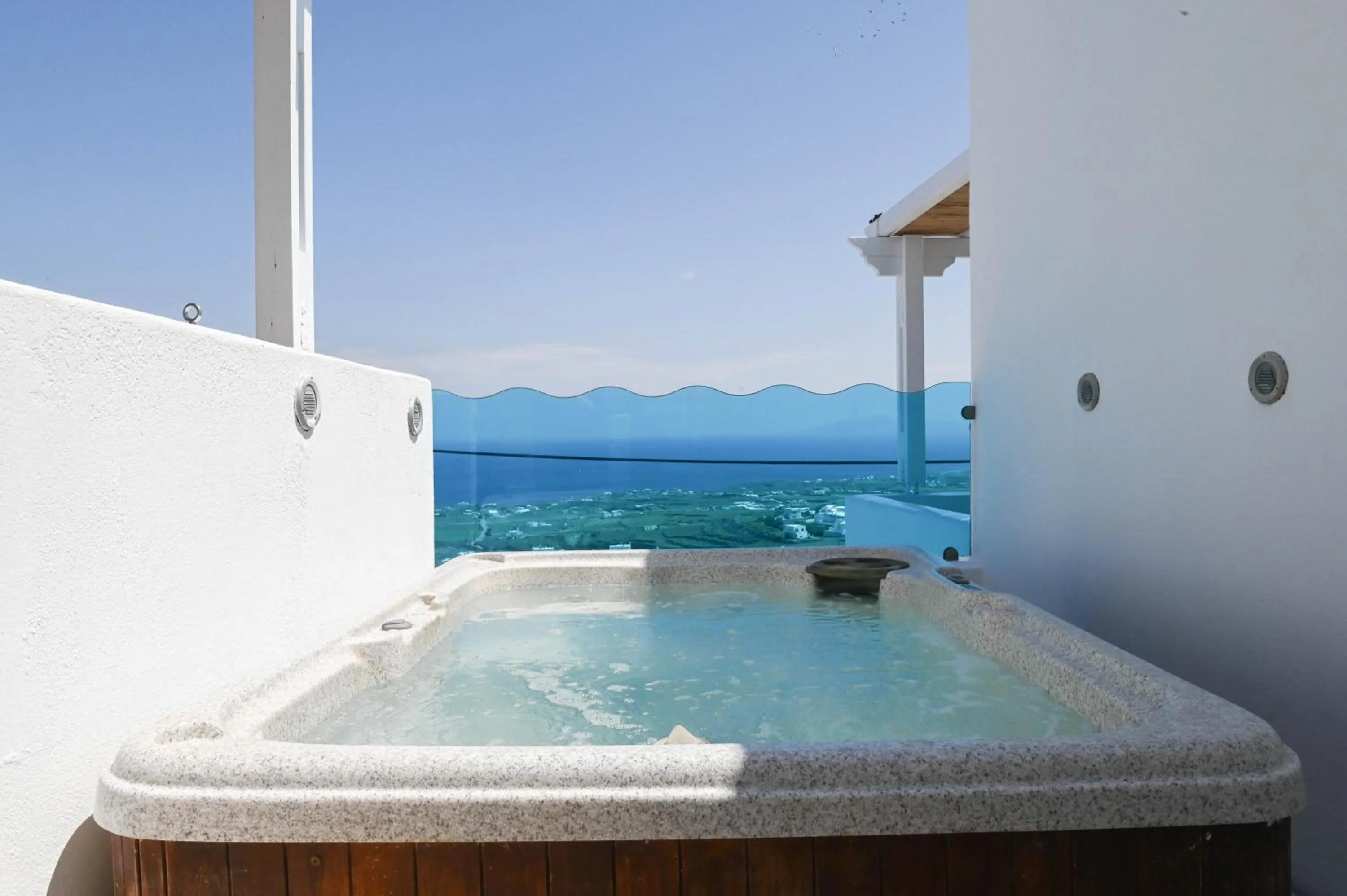 Hot Tub in Amerisa Suites & Villa