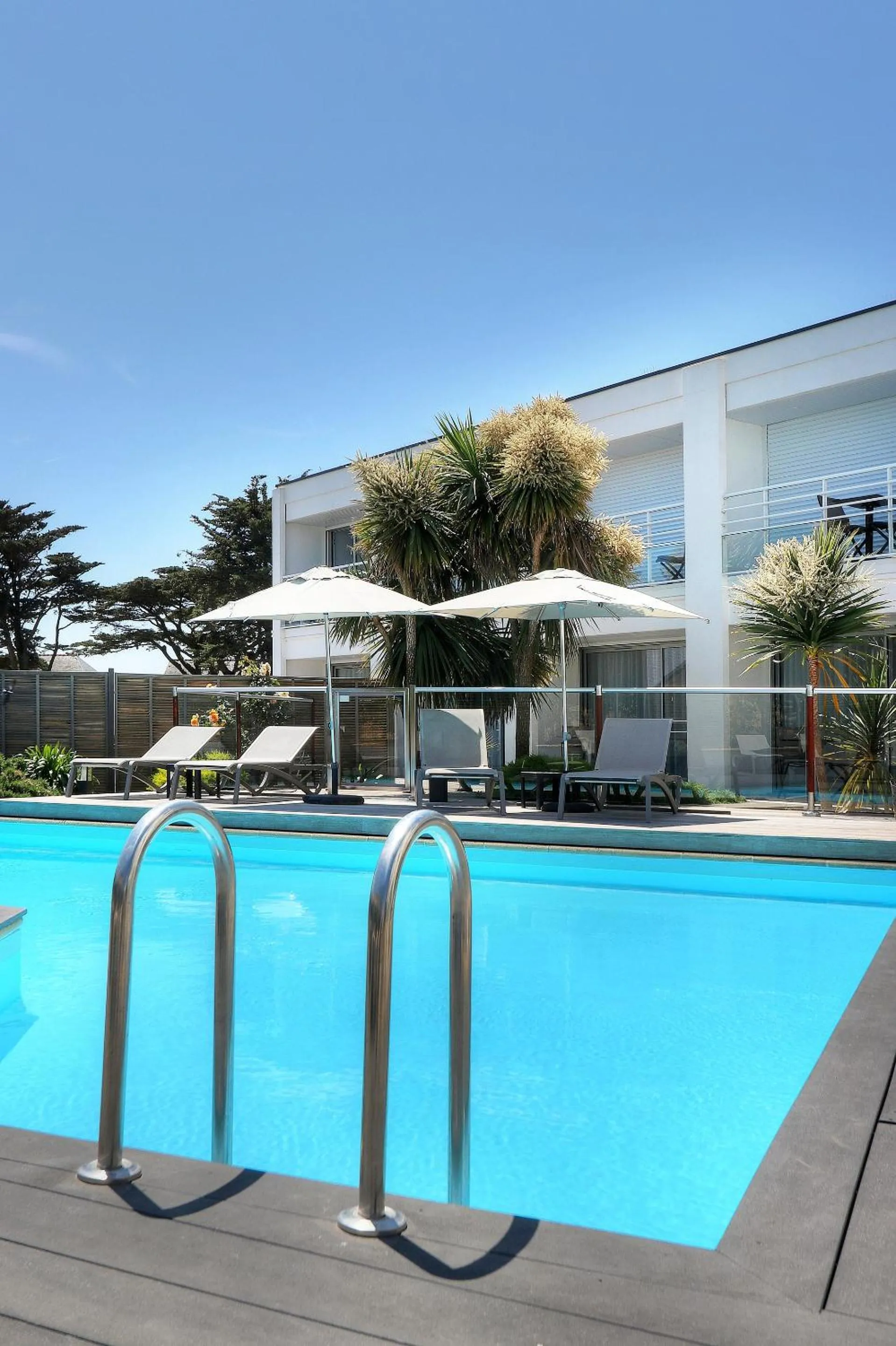 Pool view in Best Western Hôtel Le Bellevue Quiberon