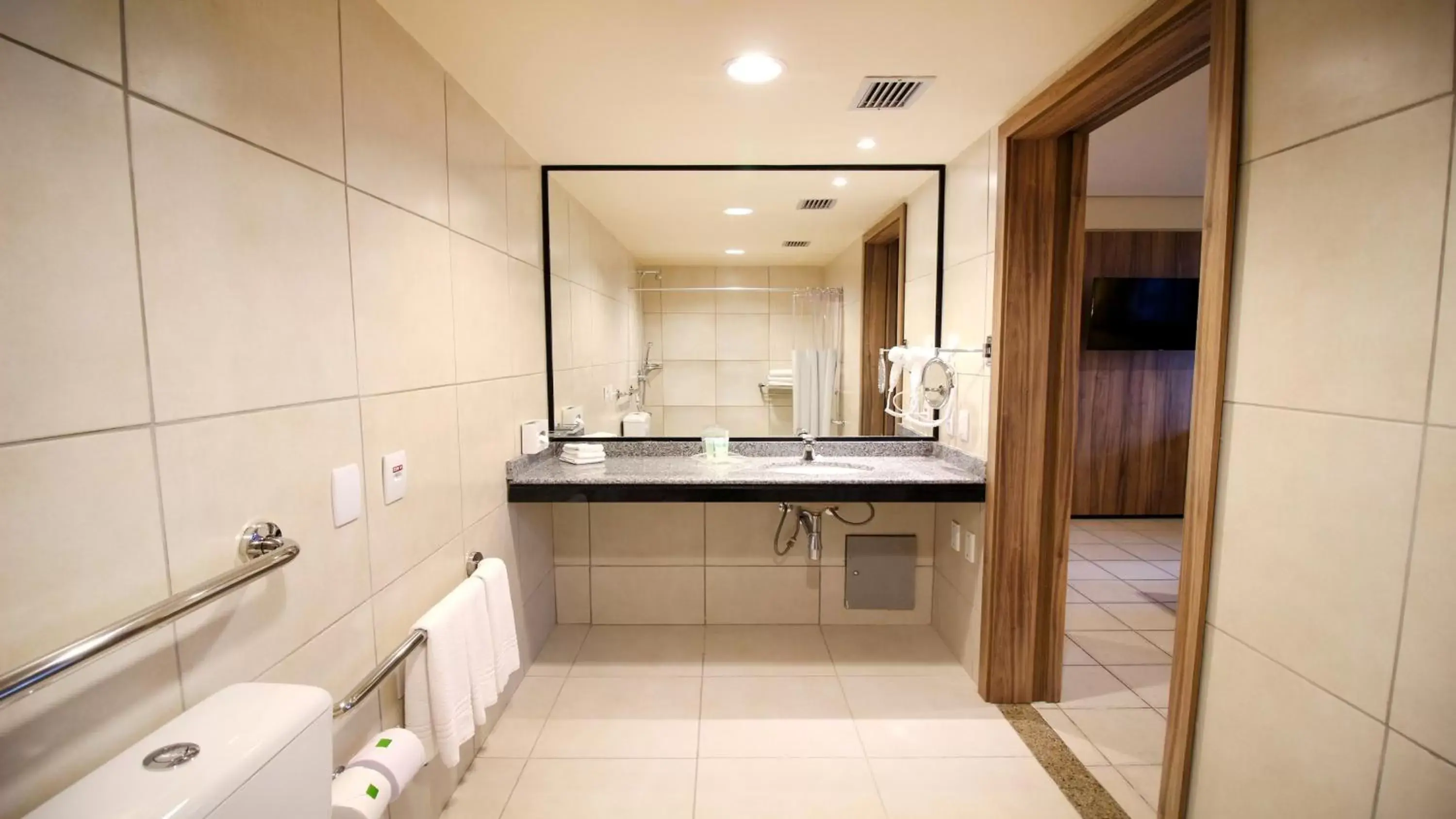 Photo of the whole room, Bathroom in Holiday Inn Fortaleza, an IHG Hotel
