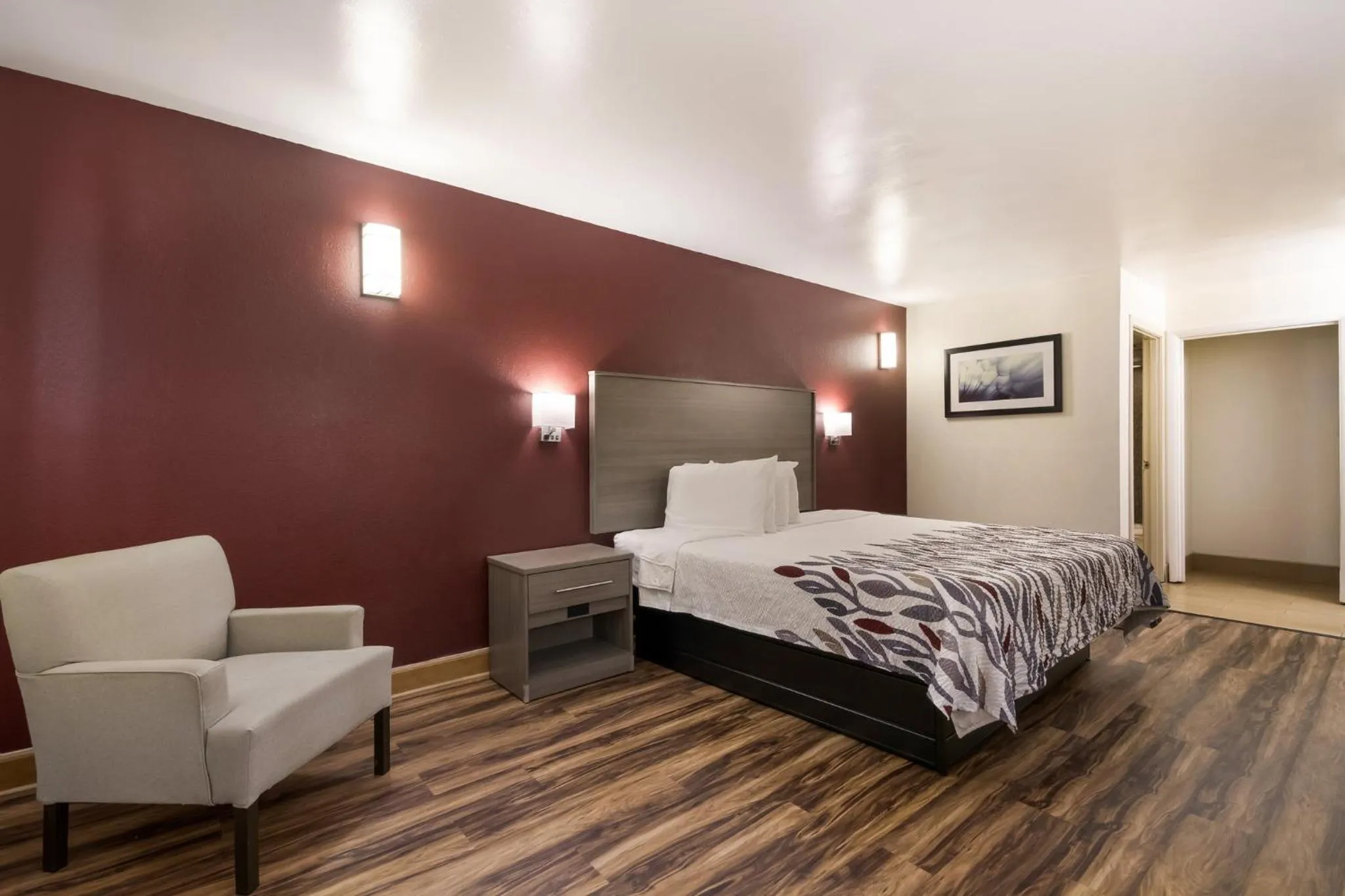 Photo of the whole room, Bed in Red Roof Inn Crestview