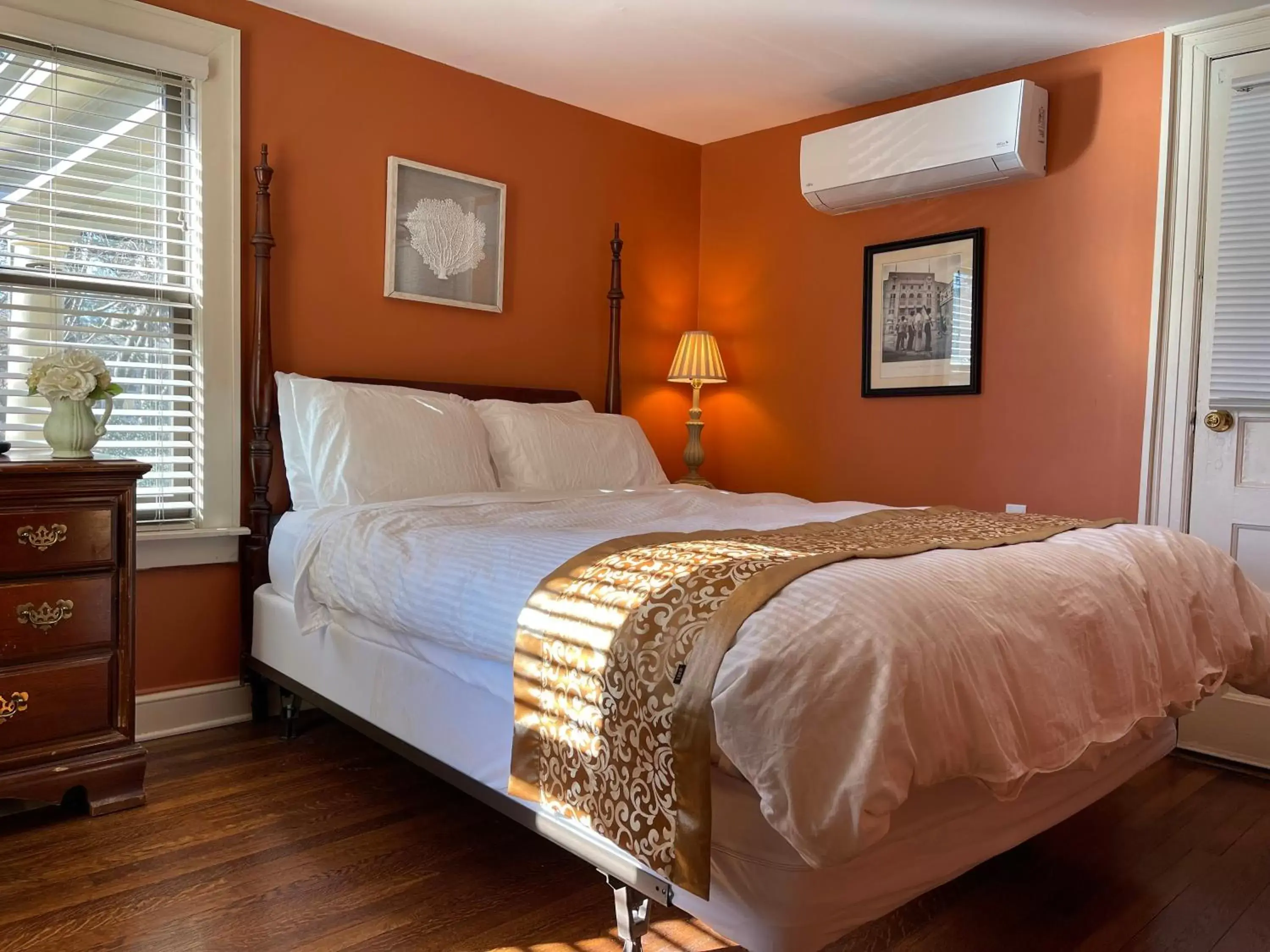 Photo of the whole room, Bed in DeBary Inn