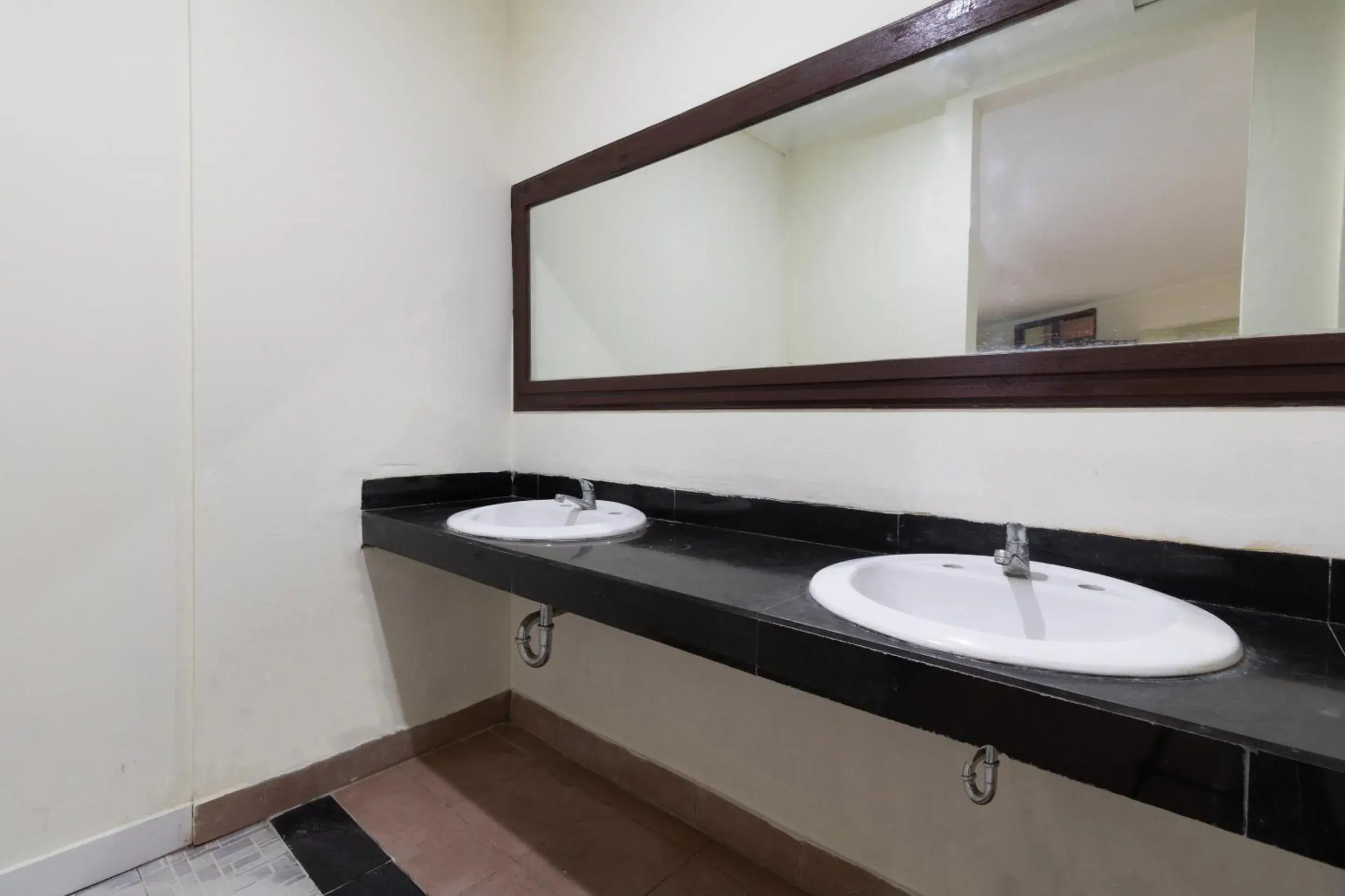 Bathroom in SUPER OYO Flagship 2688 Guntur Hotel