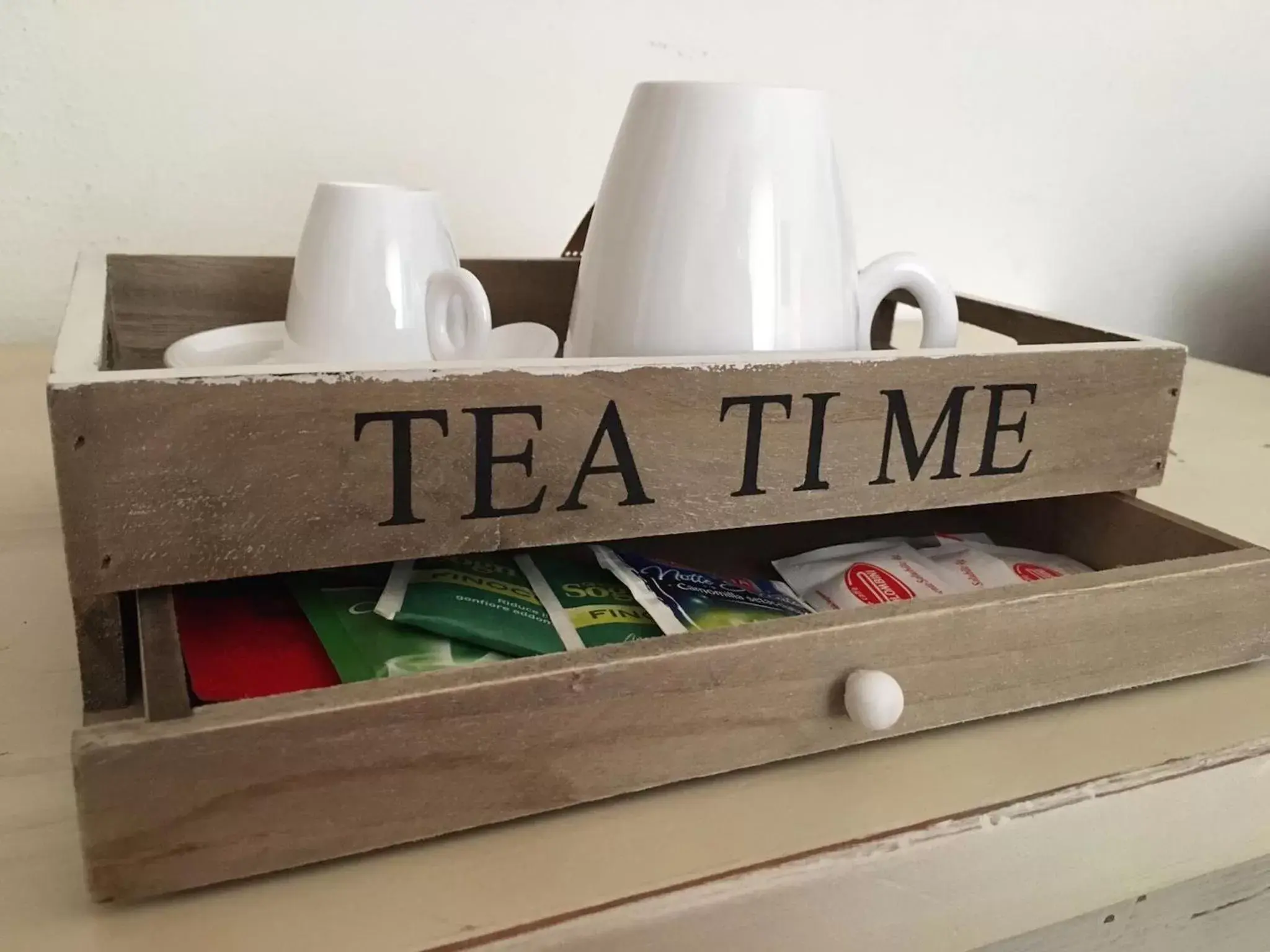 Coffee/tea facilities in Hotel Su Barchile