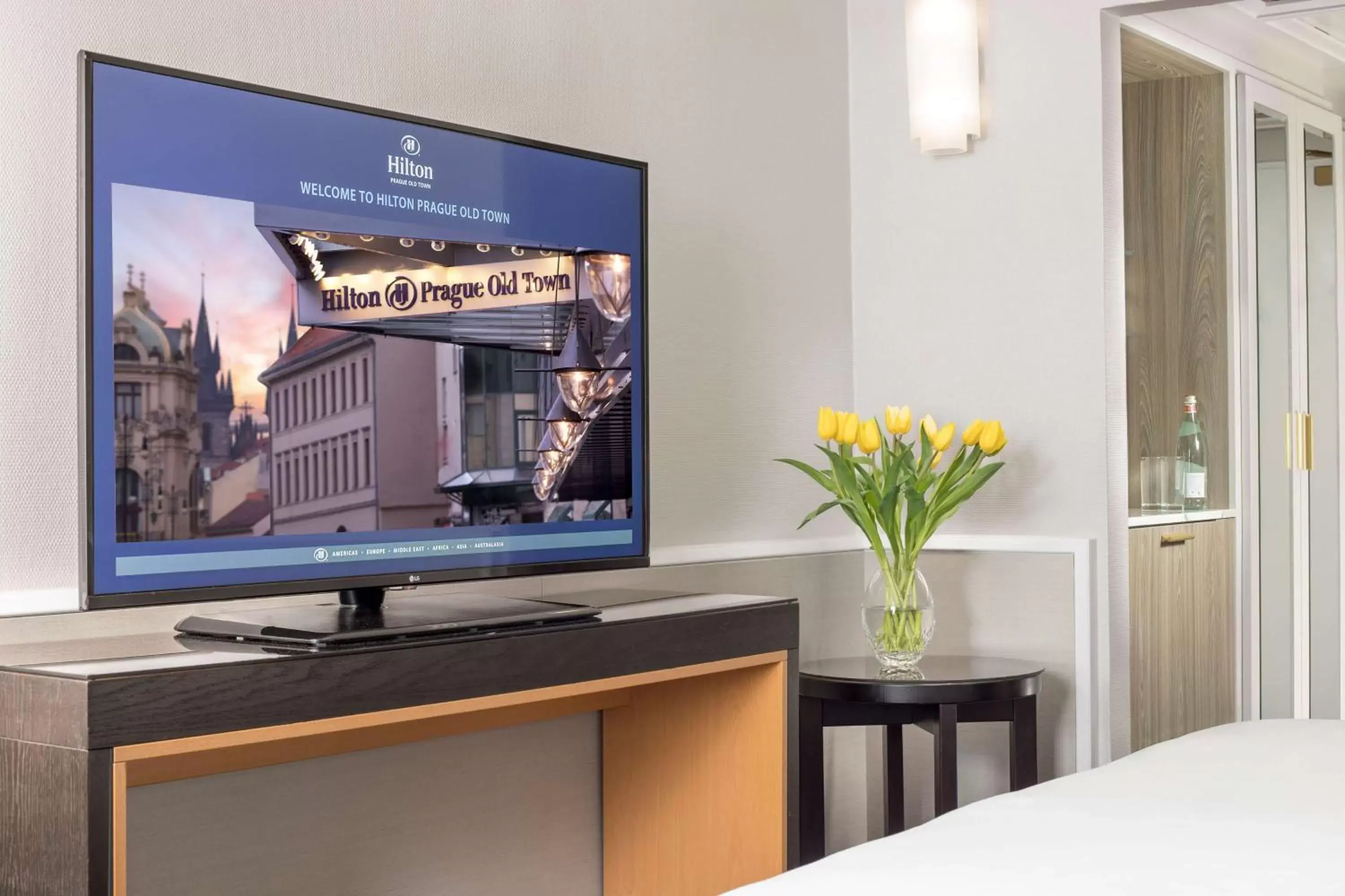 Bedroom, TV/Entertainment Center in Hilton Prague Old Town