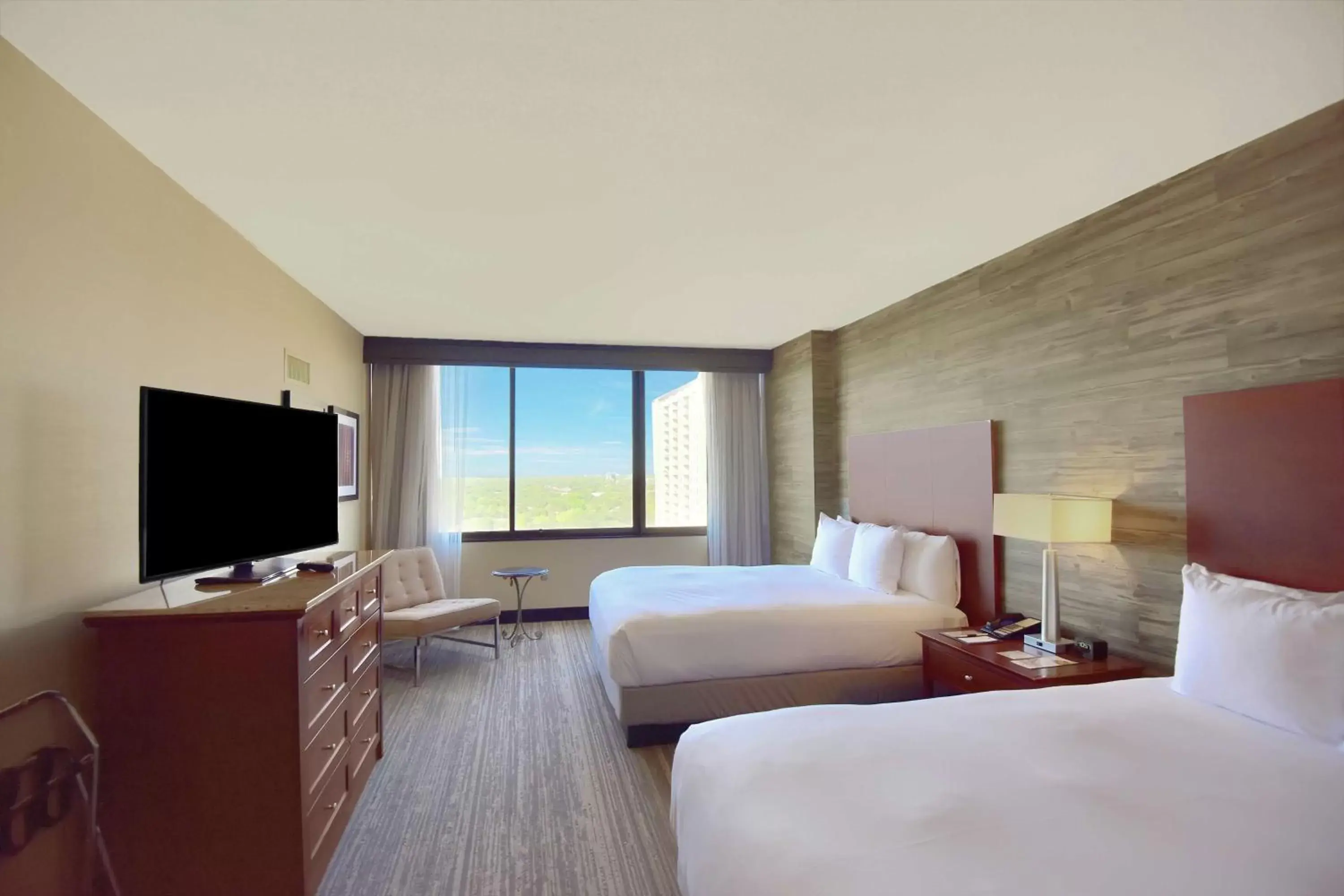 Bed, TV/Entertainment Center in DoubleTree by Hilton Hotel & Suites Houston by the Galleria