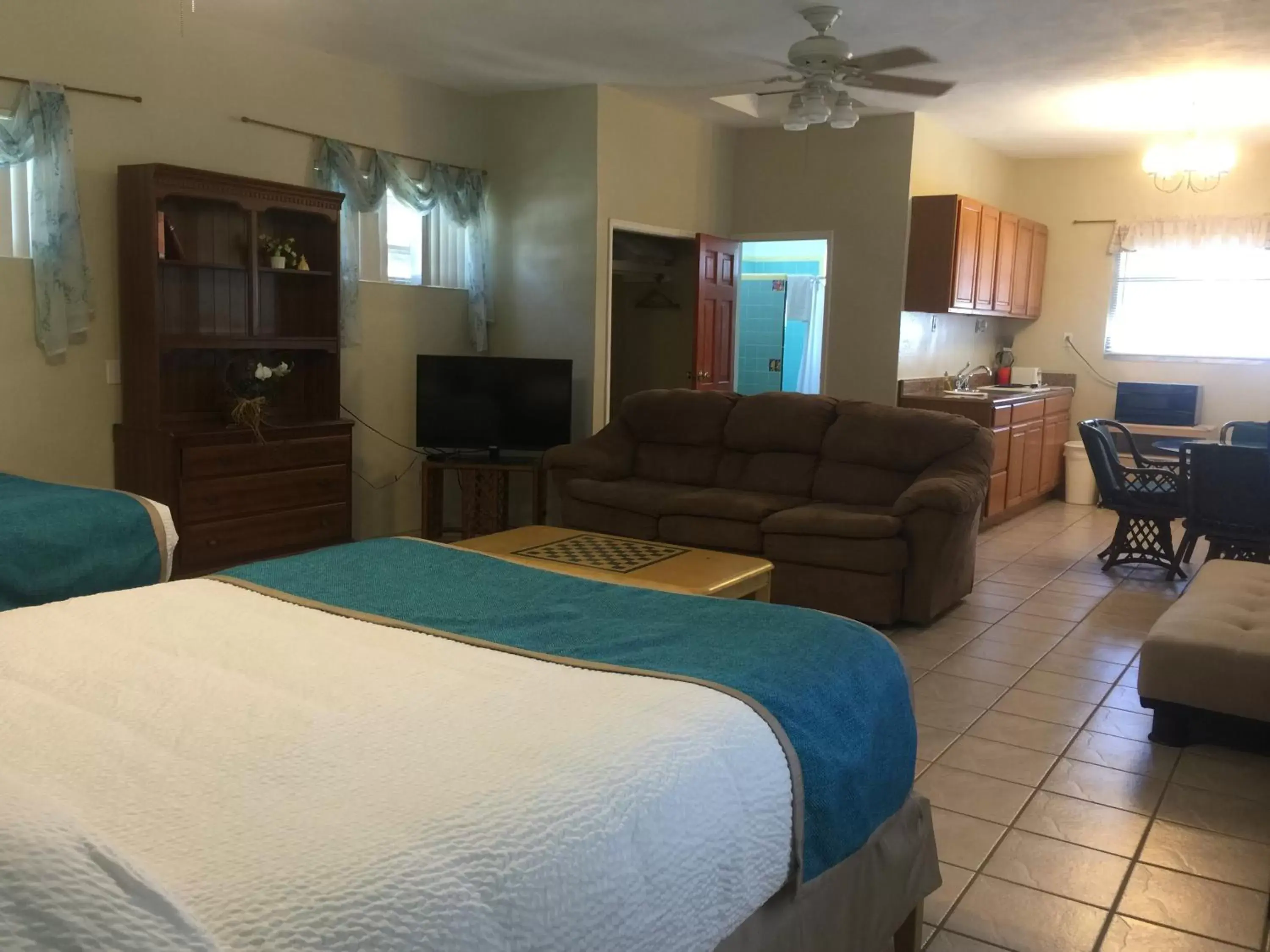 Bed in The Pelican Key Largo Cottages