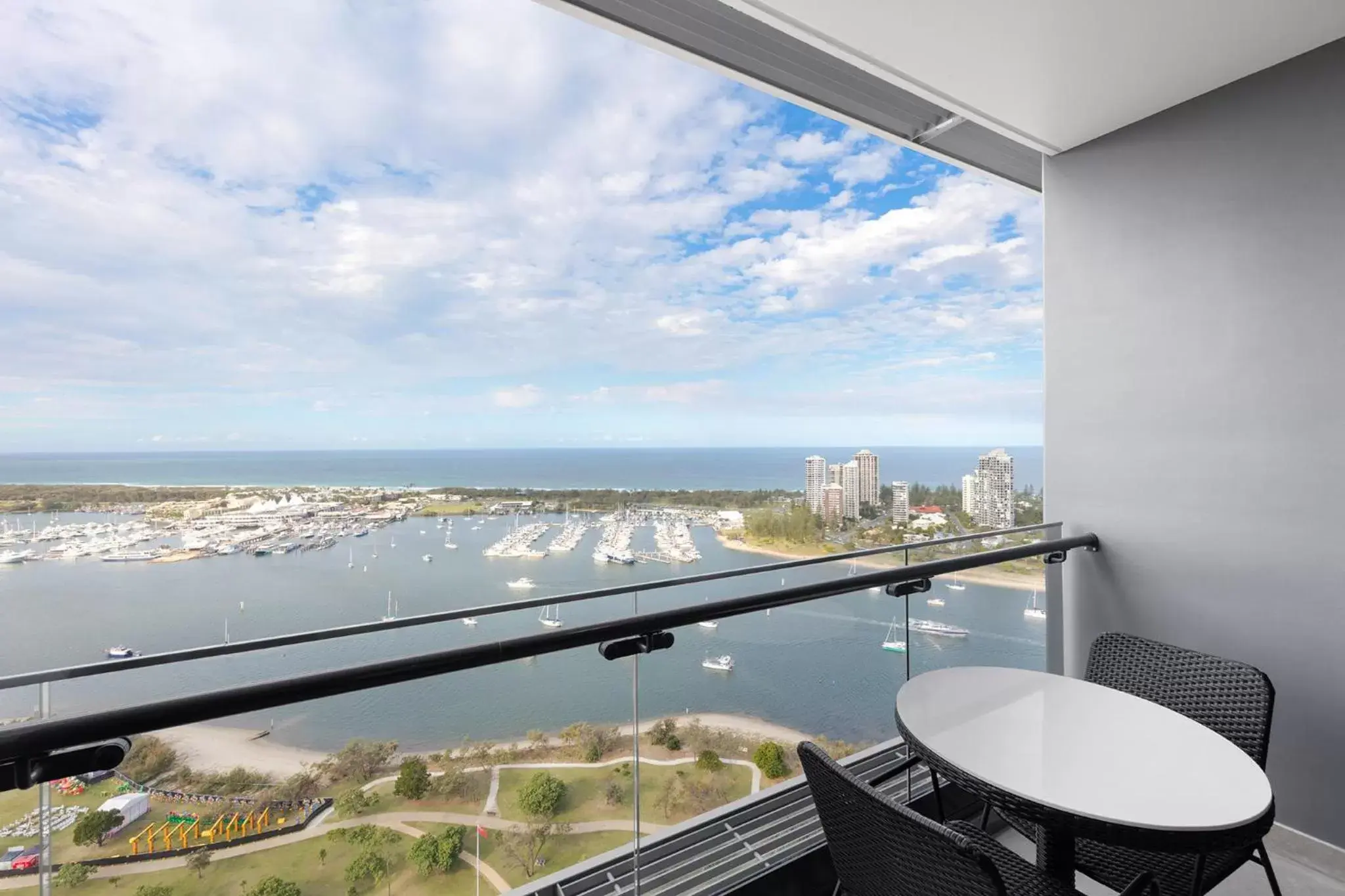 Balcony/Terrace, Sea View in Meriton Suites Southport