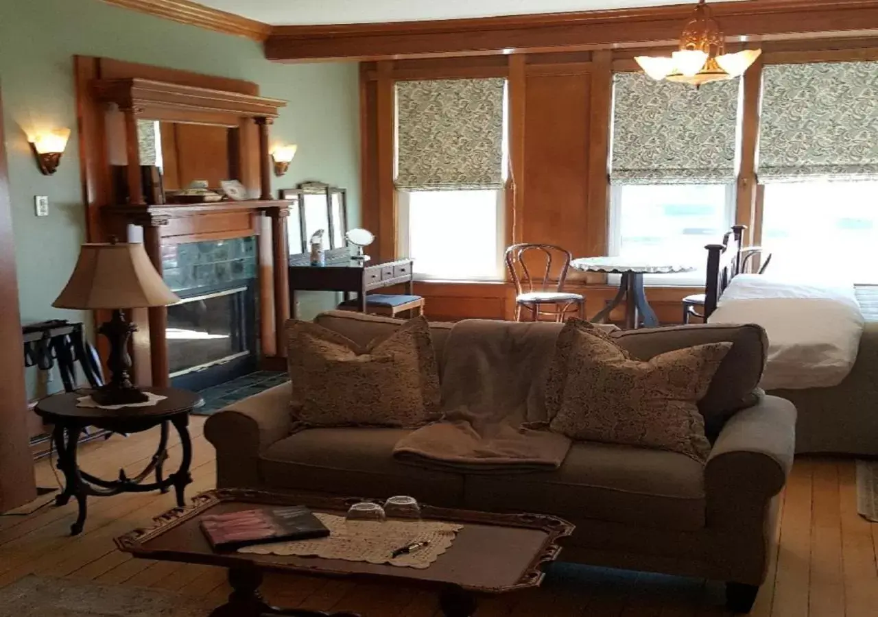 Queen Suite with Spa Bath in The Wanderlust Hotel Queen Suite with Spa Bath in The Wanderlust Hotel