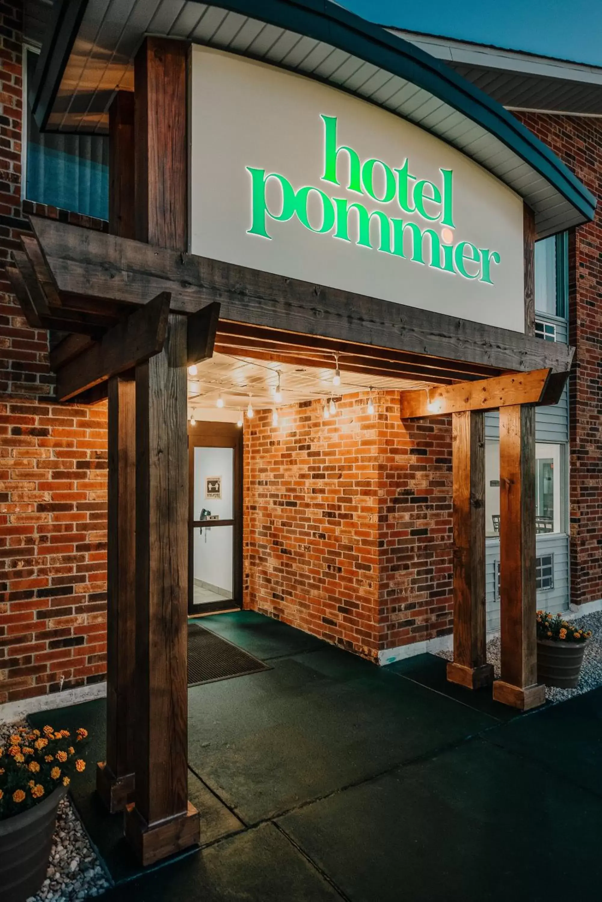 Facade/entrance in Hotel Pommier Indianola