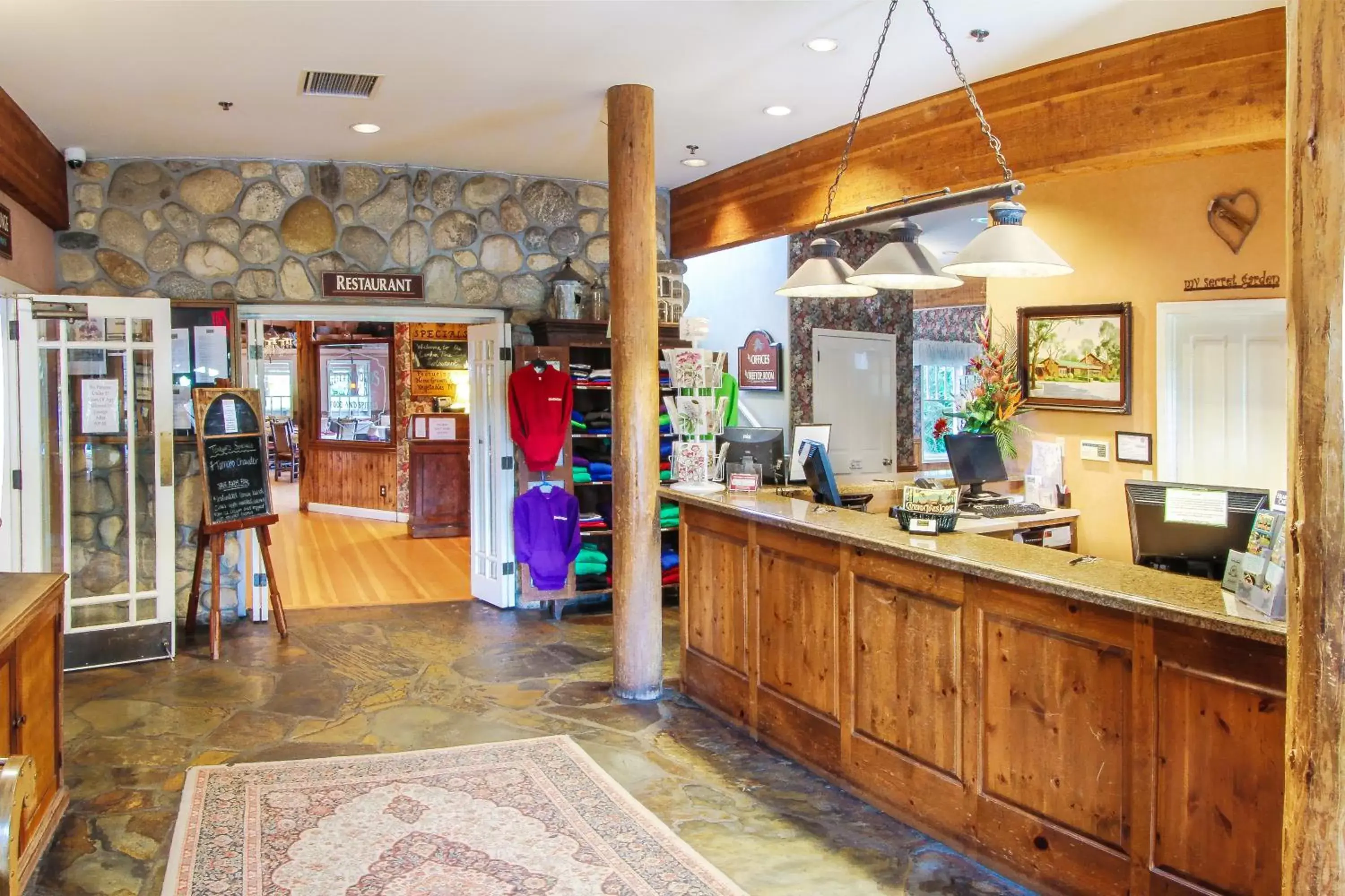 Lobby or reception in Cambria Pines Lodge
