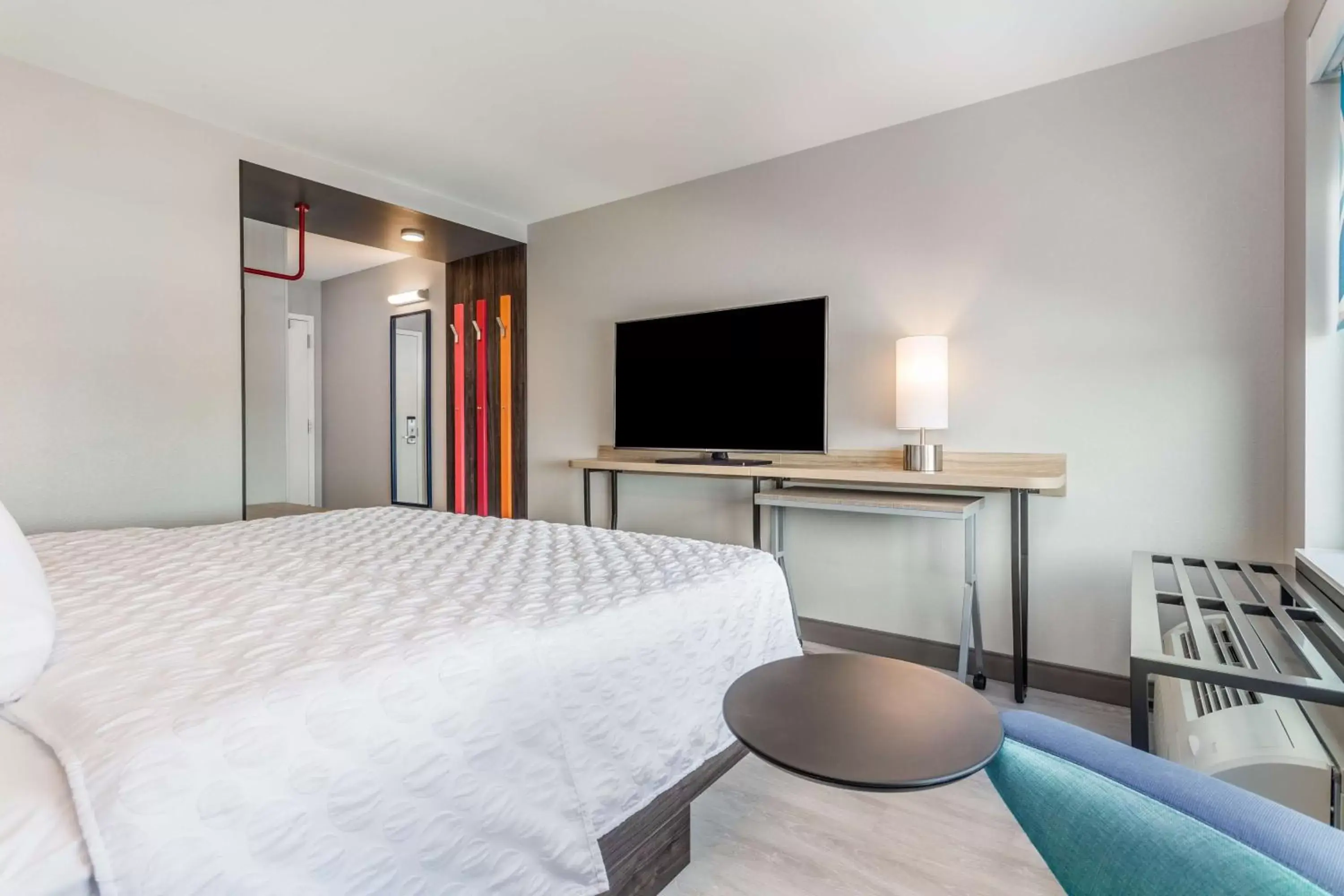 Bed, TV/Entertainment Center in Tru By Hilton Madison West