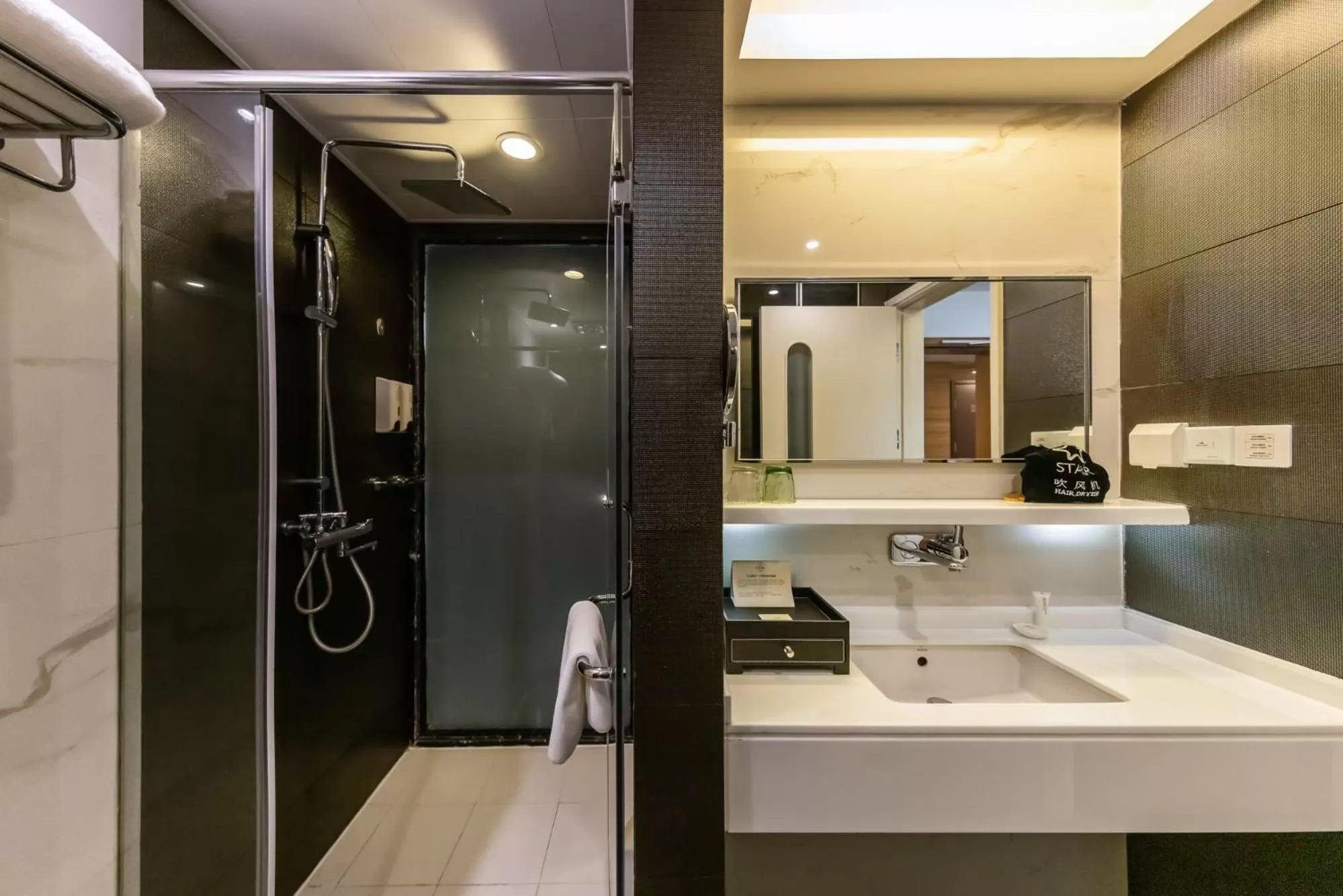 Hot Tub in Starr Hotel Shanghai (Shanghai Railway Station)