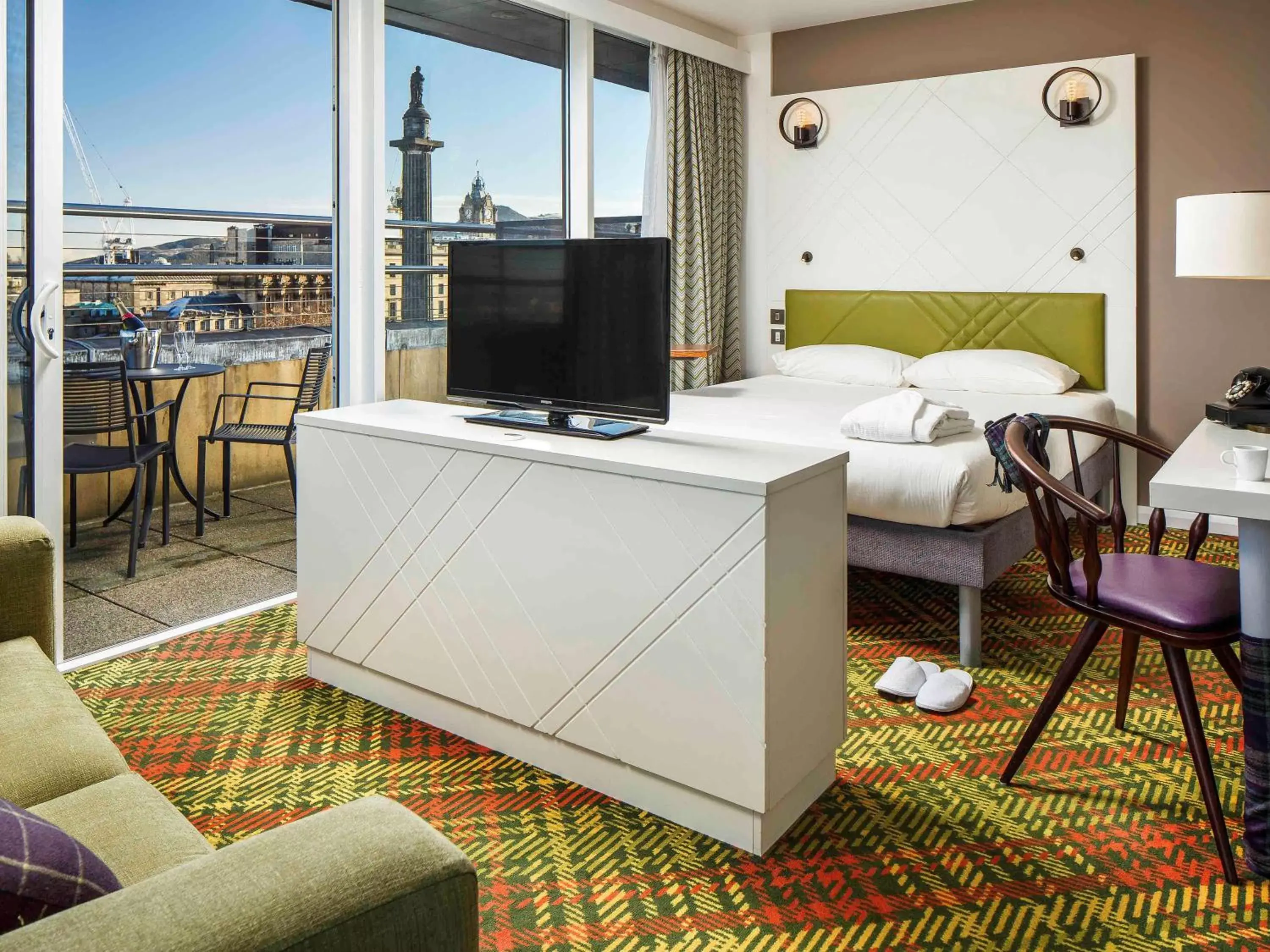 Photo of the whole room, TV/Entertainment Center in ibis Styles Edinburgh St Andrew Square