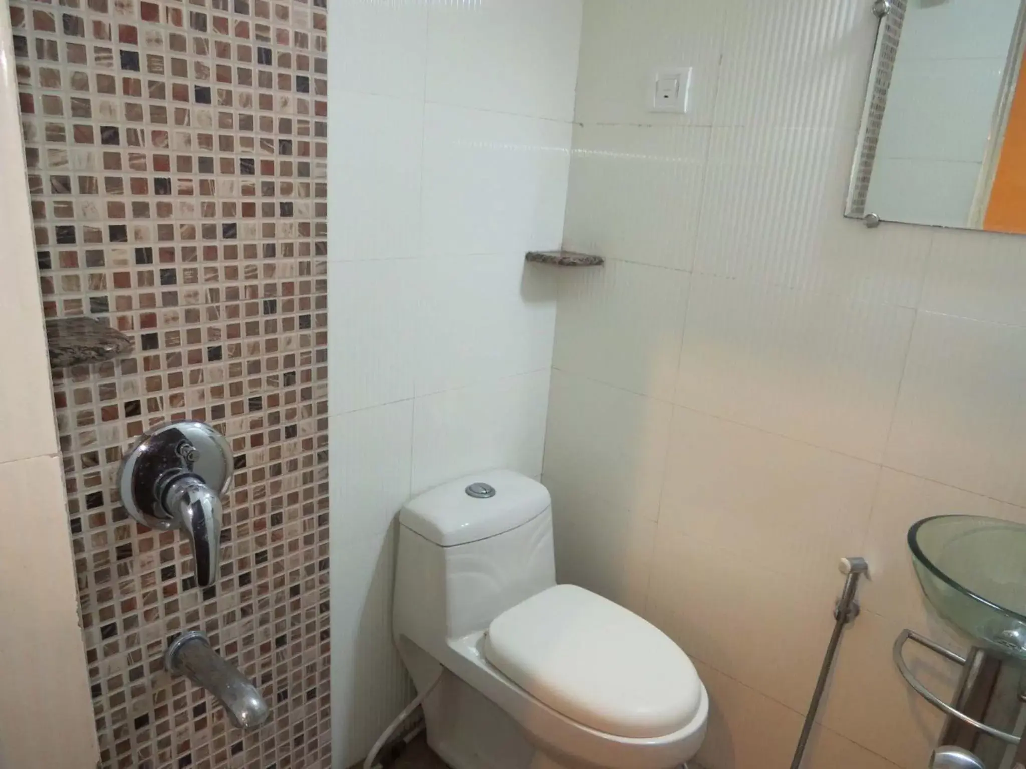 Bathroom in Smyle Inn - Best Value Hotel near New Delhi Station