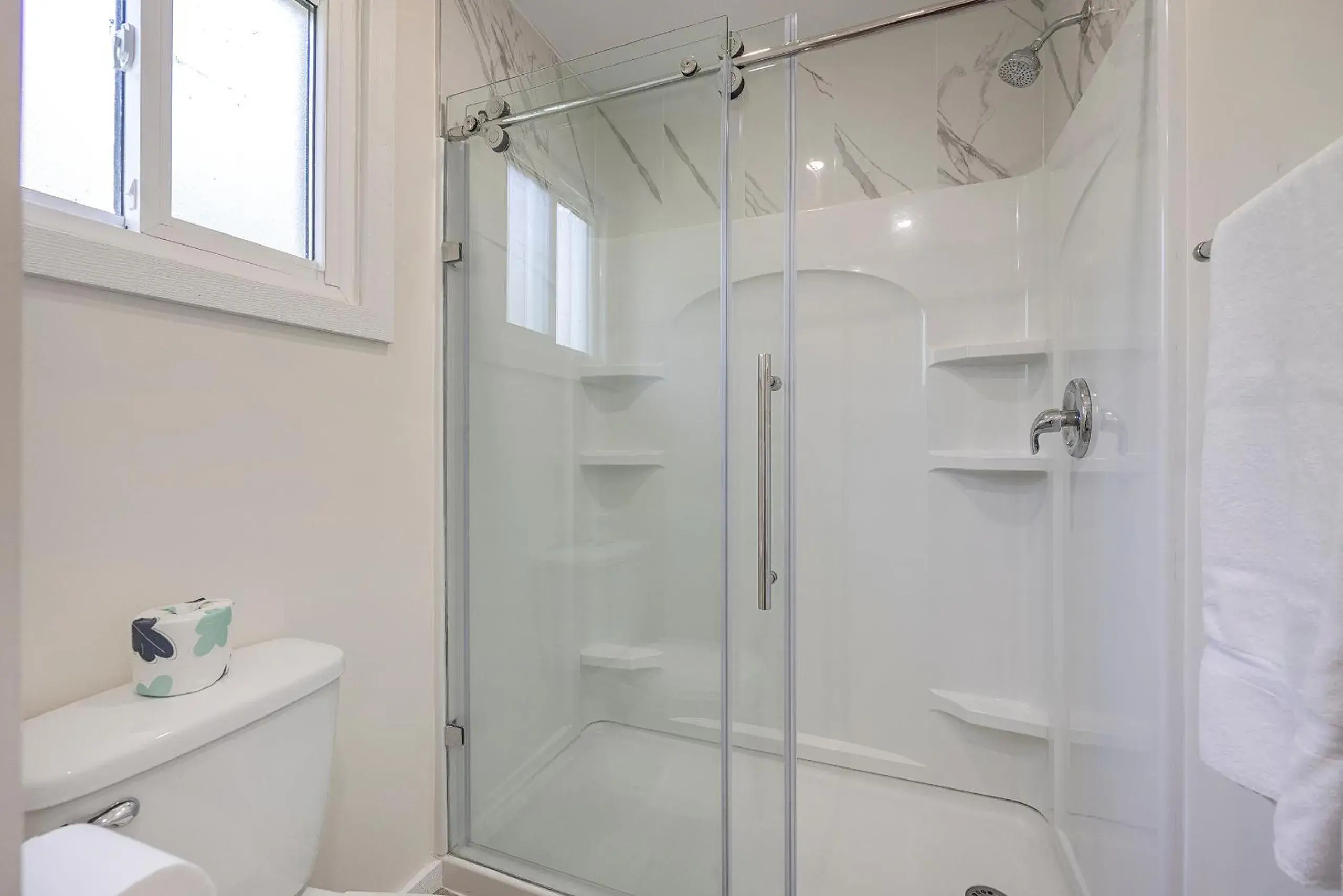 Shower, Bathroom in Ramada by Wyndham Gananoque Provincial Inn
