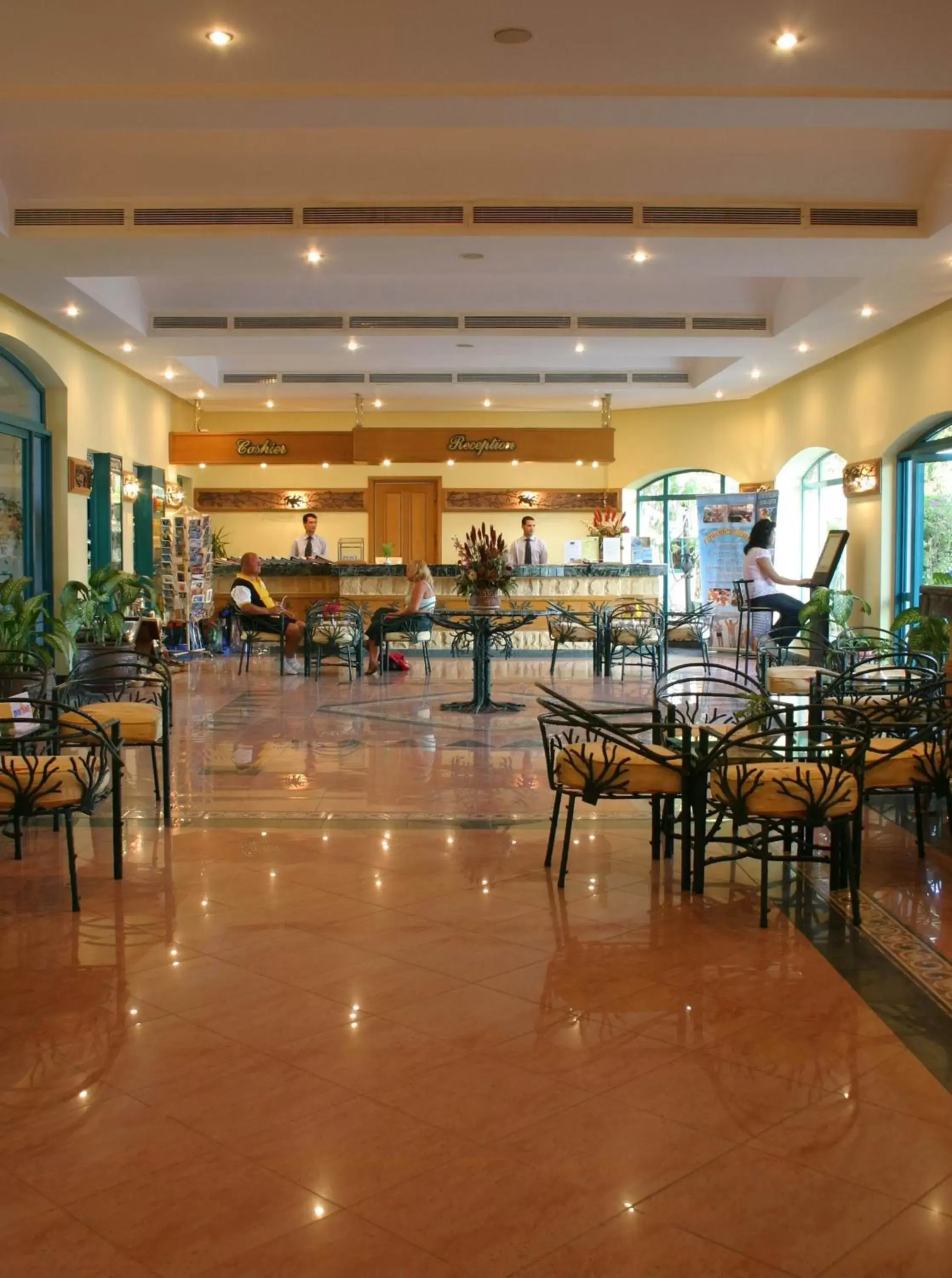 Restaurant/Places to Eat in Falcon Hills Hotel