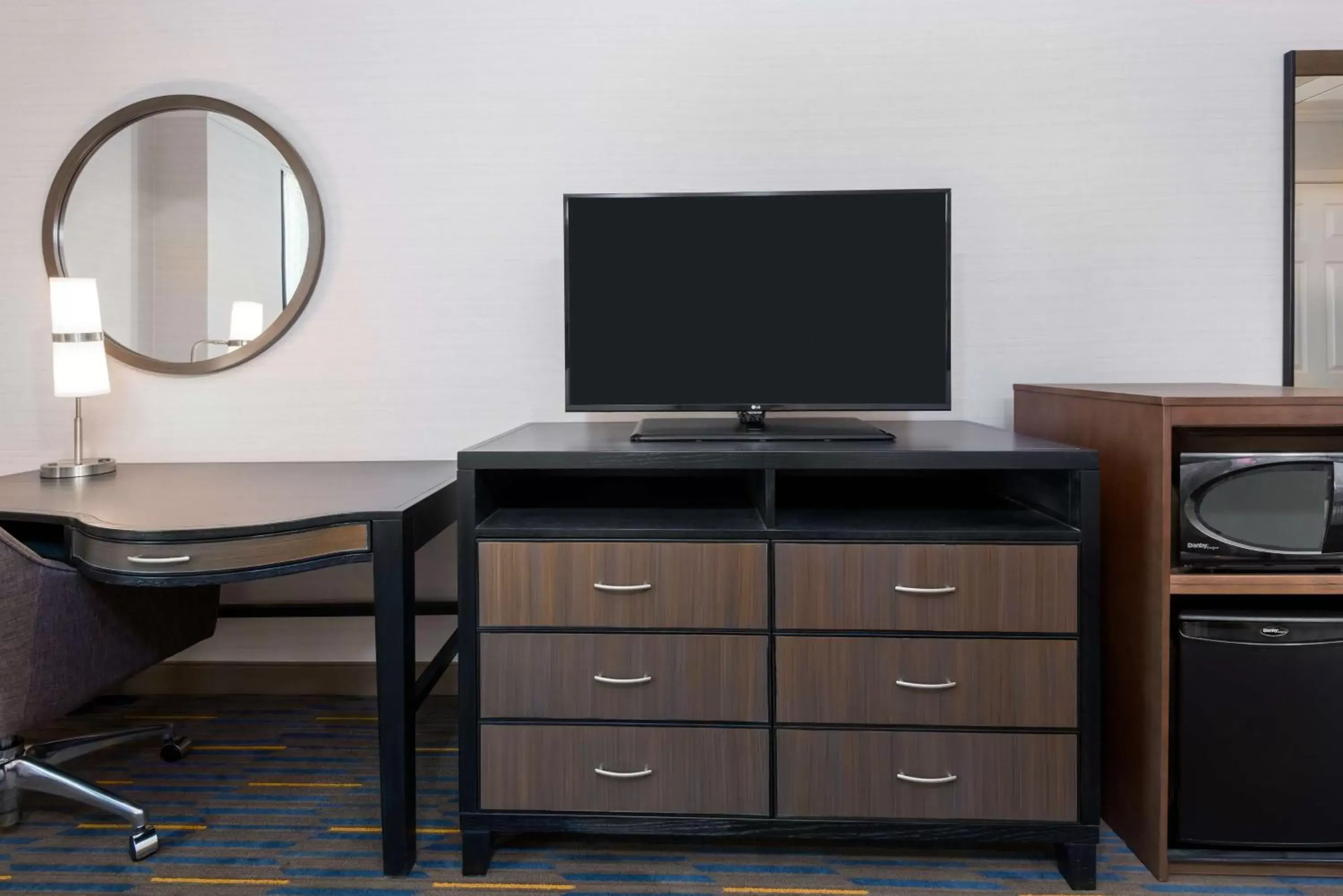 Bedroom, TV/Entertainment Center in Hampton Inn & Suites Buffalo/Downtown