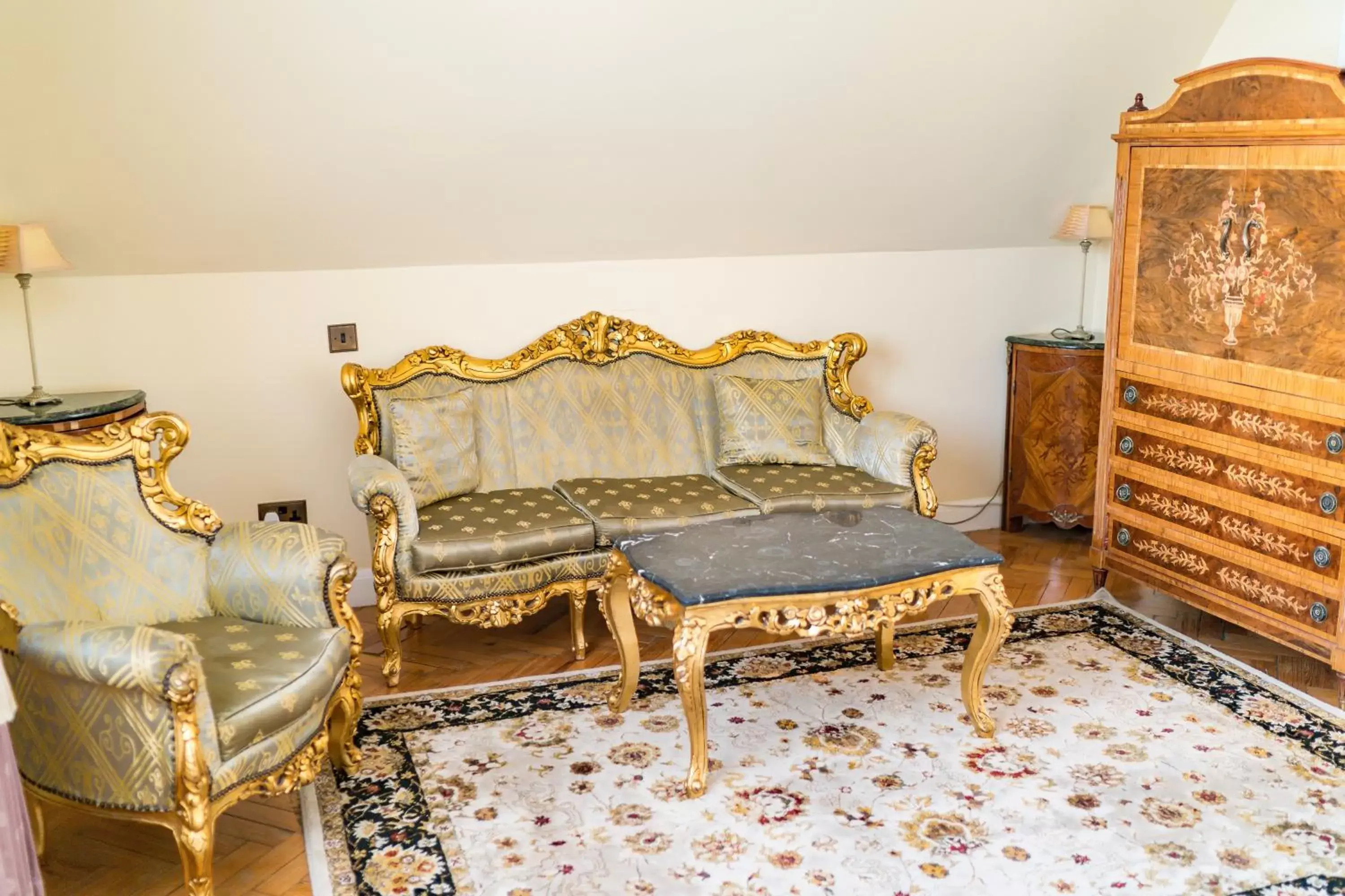 Living room in St Giles House Hotel