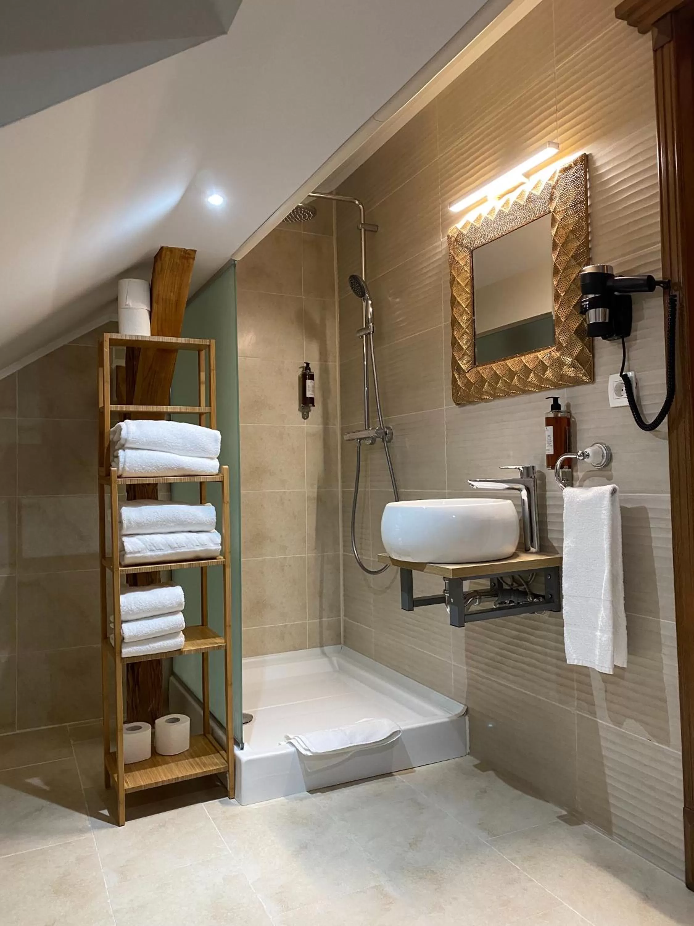 Bathroom in Nikolas Haus Premium Historic Center Stay & Free Parking