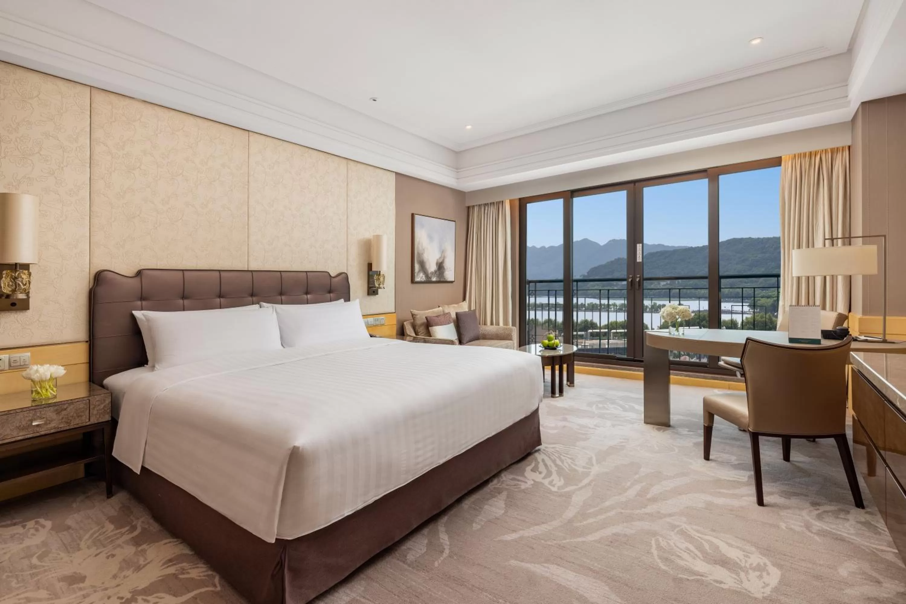 Photo of the whole room, Bed in Midtown Shangri-La, Hangzhou