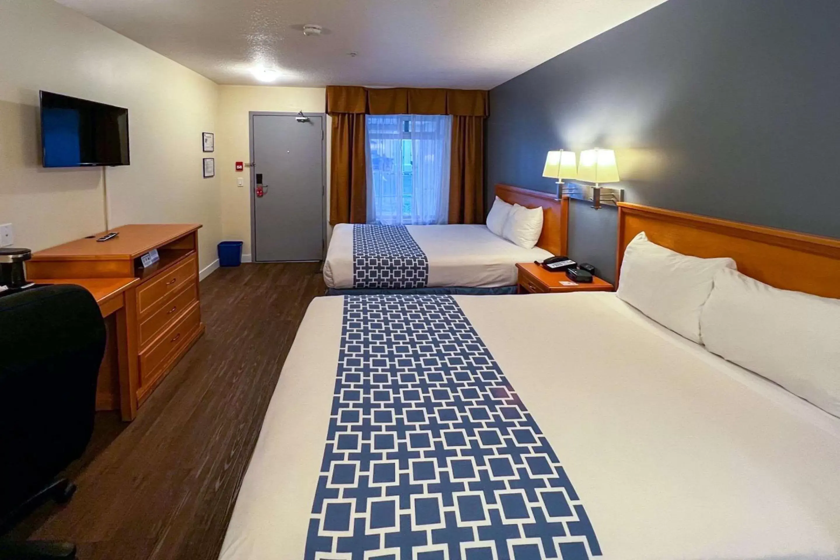 Bedroom, Bed in Econo Lodge Inn & Suites University