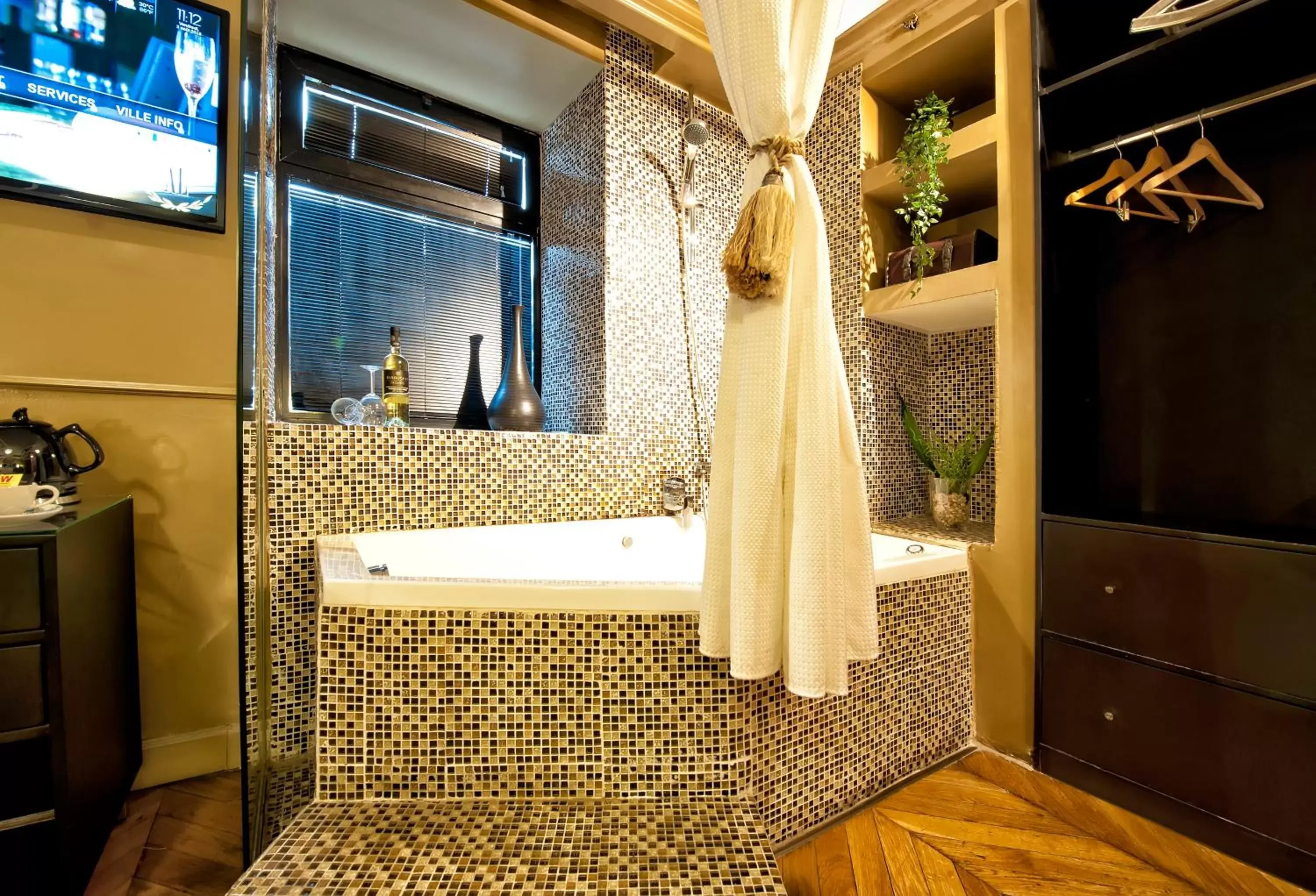Hot Tub, Bathroom in Montefiore 16 - Urban Boutique Hotel