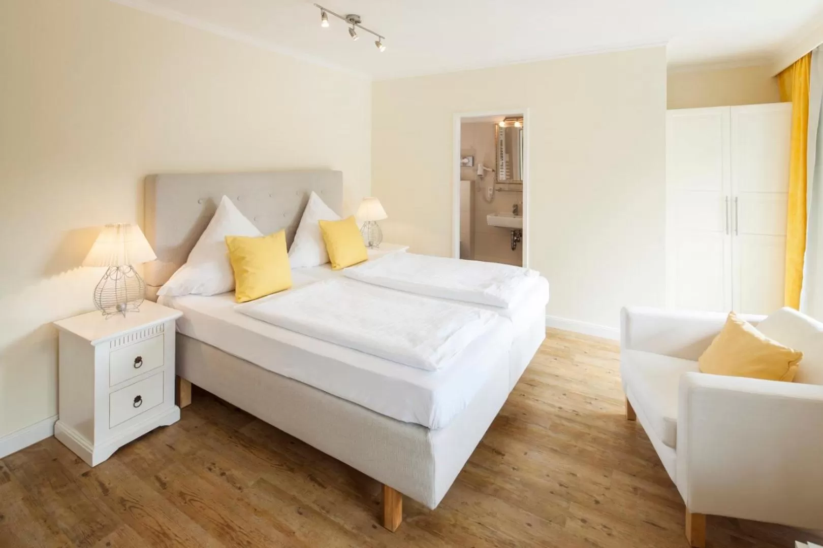 Bed in Das Frühstückshotel Sankt Peter-Ording