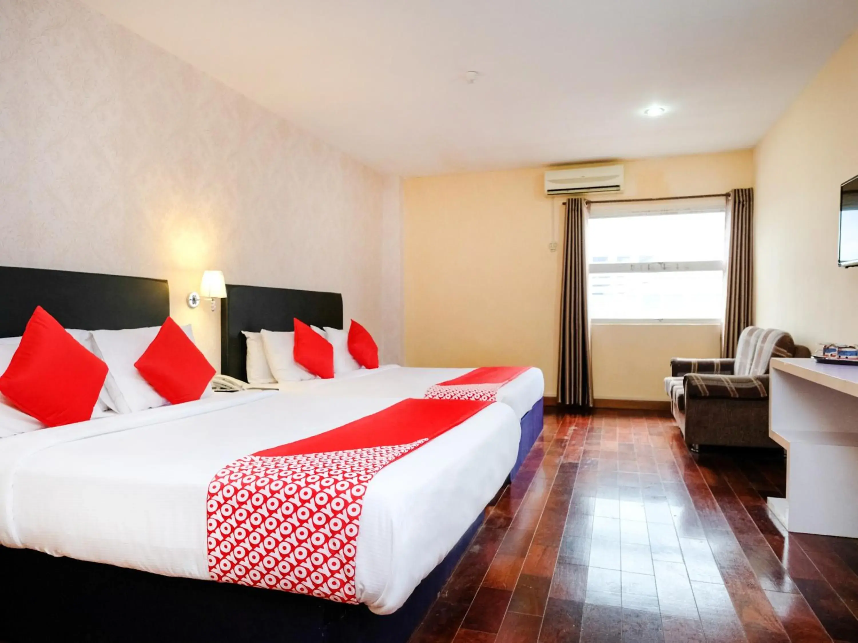 Bedroom, Bed in Super OYO 546 Grand City Hotel