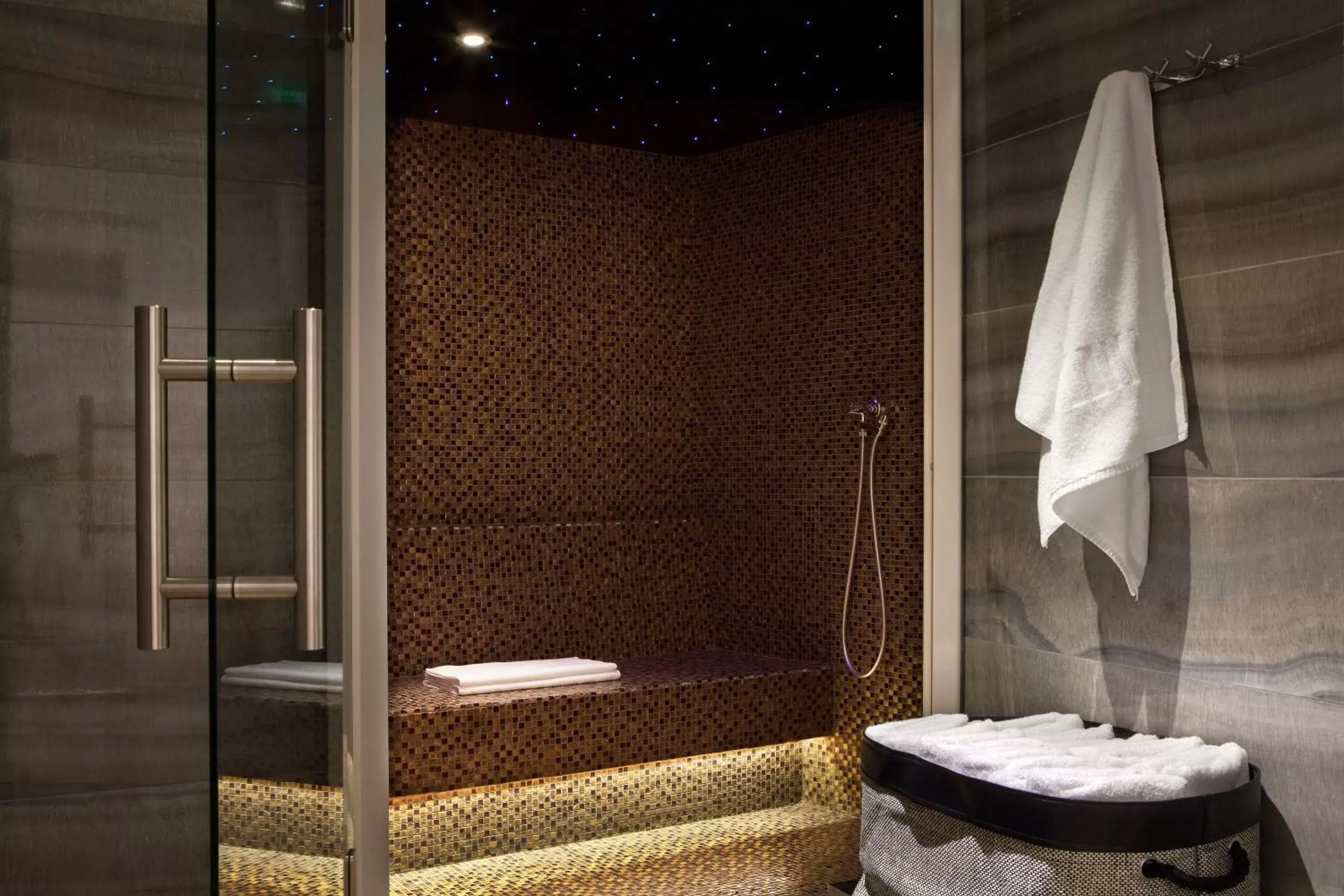Shower, Bathroom in Hotel de Seze