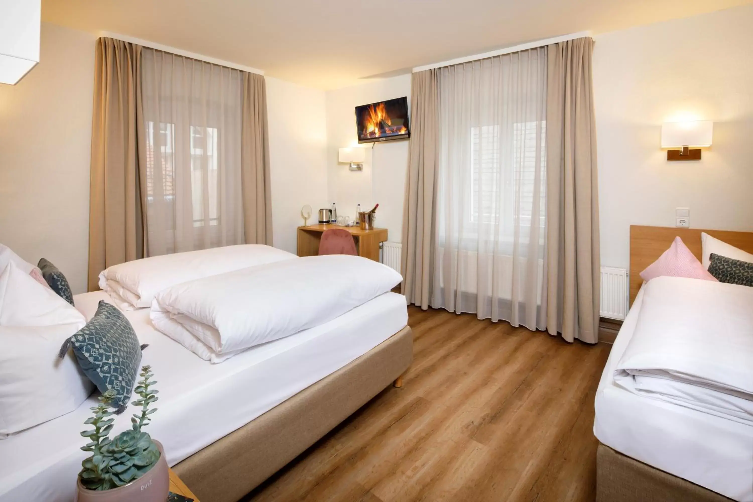 Bedroom, Bed in Hotel am Peterstor