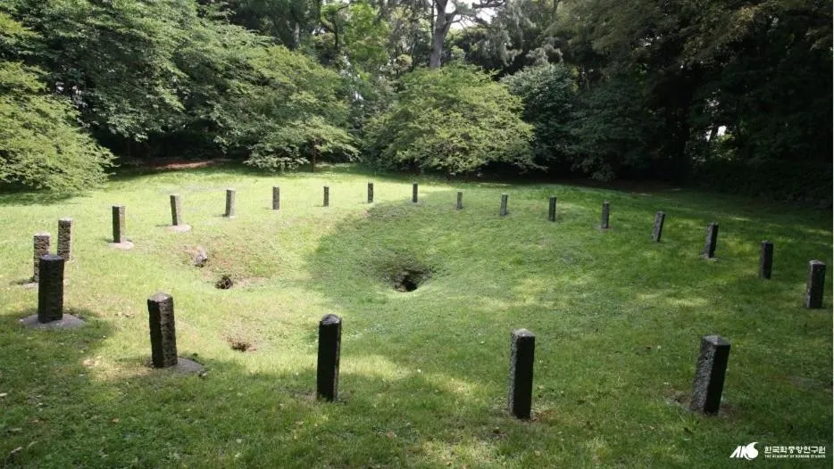 Text overlay in Twins Hotel