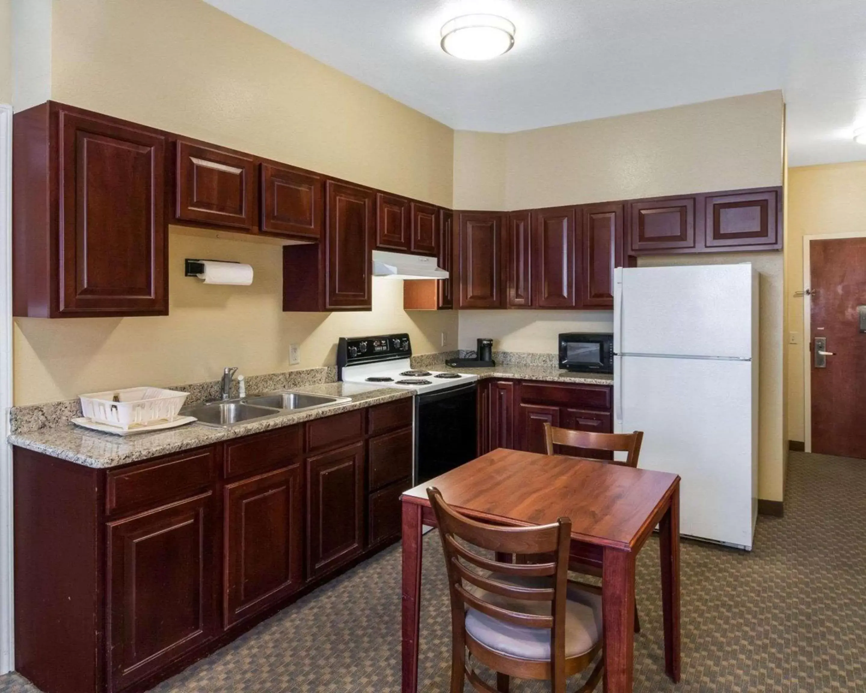 Photo of the whole room, Kitchen/Kitchenette in Quality Suites Midland