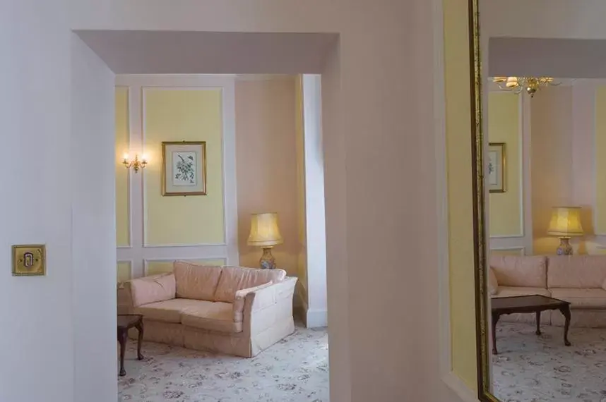 Bedroom, Seating Area in Royal Victoria Hotel