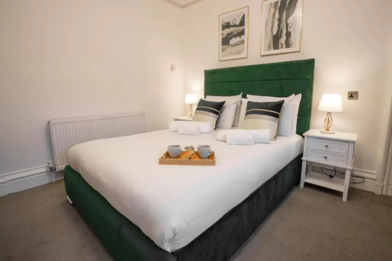 Bedroom, Bed in Milverton Hotel