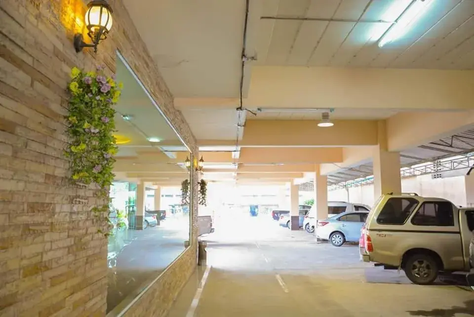 Inner courtyard view in Submukda Phoomplace Hotel