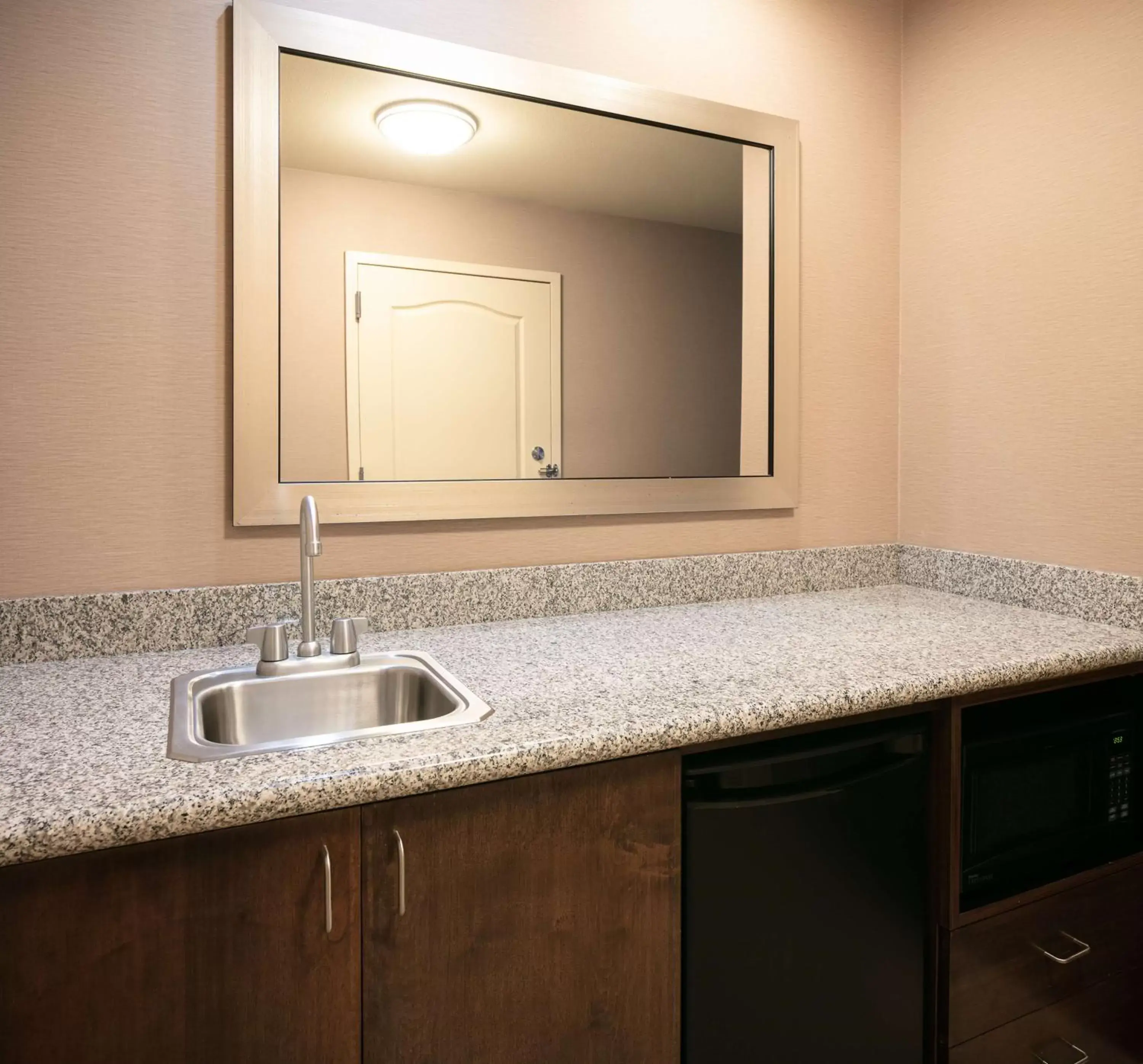 Bathroom, Kitchen/Kitchenette in Hampton Inn and Suites - Lincoln Northeast