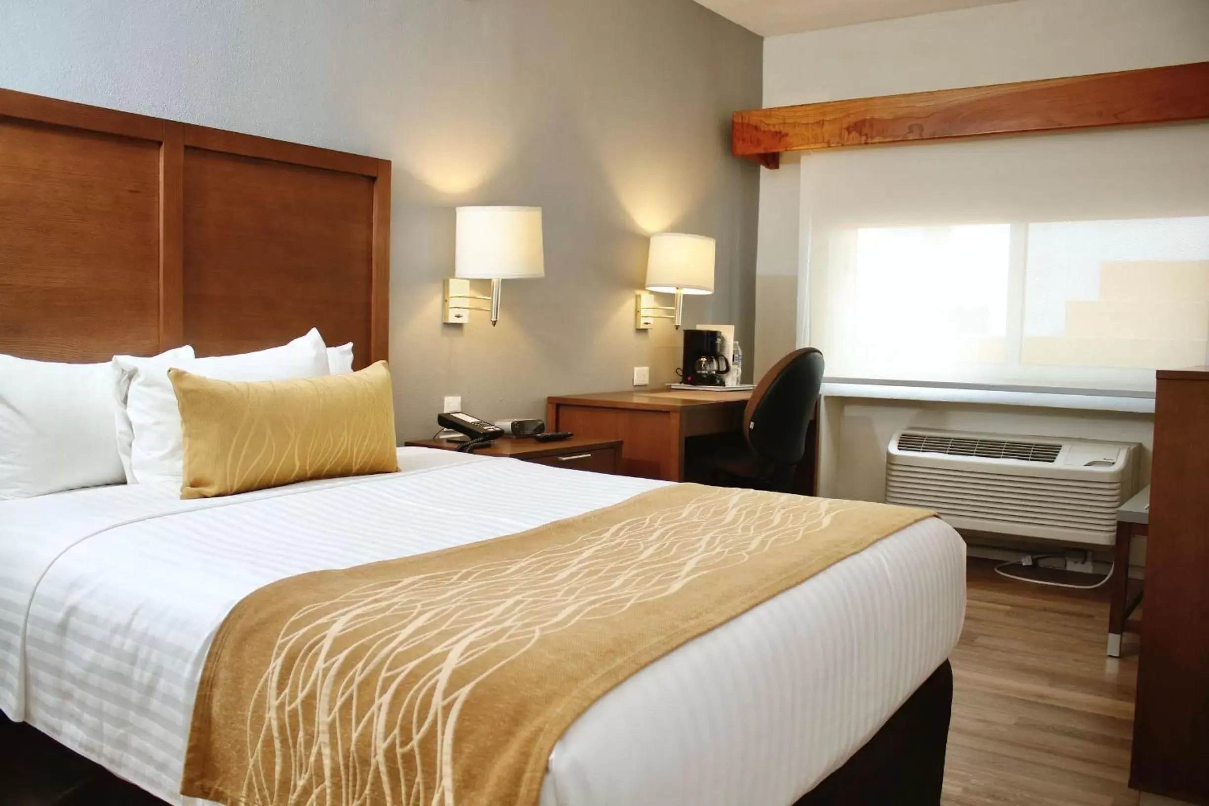 Bed in Comfort Inn Monterrey Valle