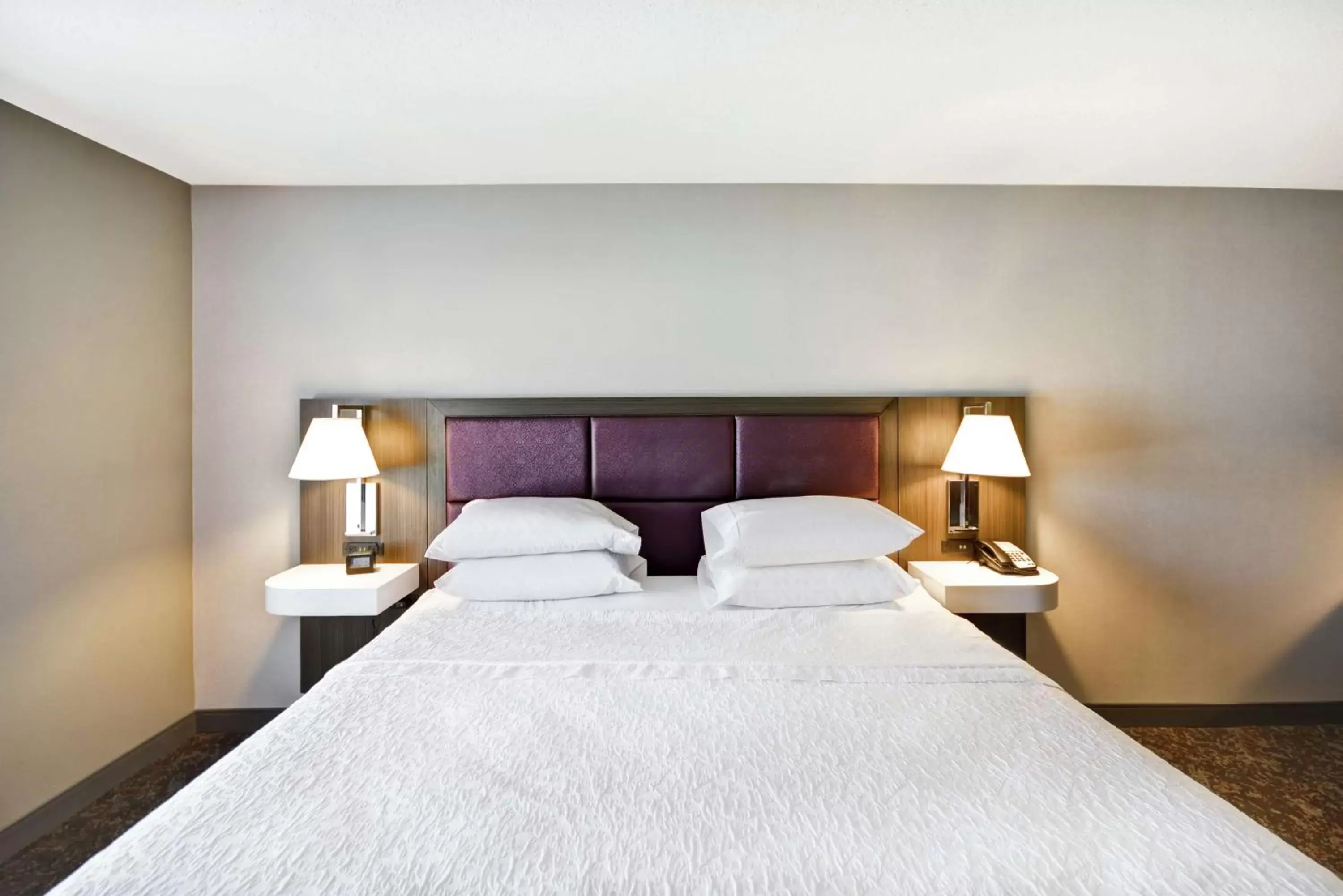 Bed in Hampton Inn & Suites Columbus-Easton Area